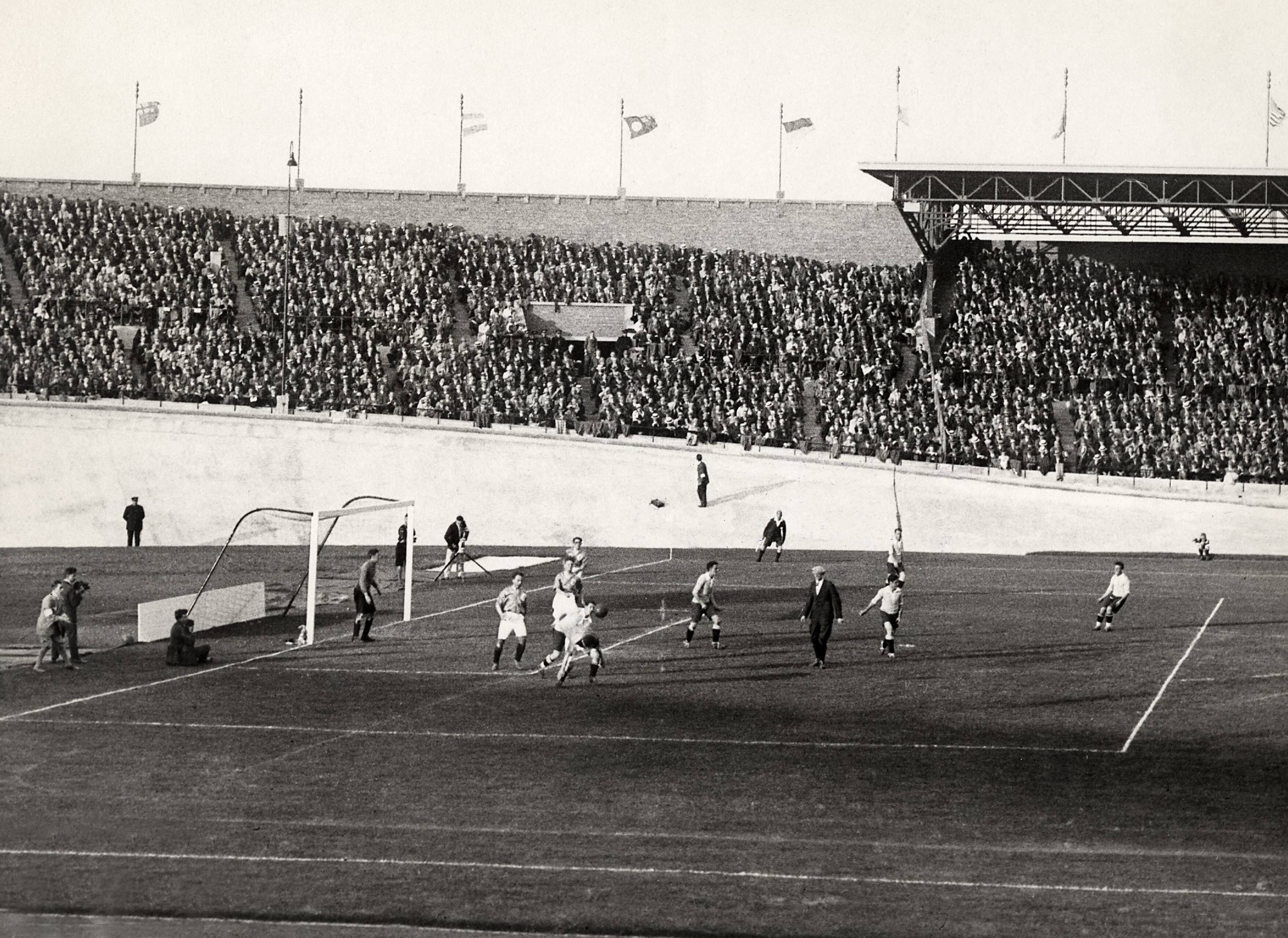 Sport — Sport, Olympische Spelen Amsterdam, 1928 : Beeld uit de voetbalwedstrijd Nederland-Uruguay (0-2). Oud scannummer: SFA006002798. — Foto: Fotograaf Onbekend / Algemeen Fotobureau Amsterdam / Rechtenvrij (05589). Licentie: Set B: Rechtenvrij / Publiek Domein. Bron: Nationaal Archief. http://hdl.handle.net/10648/35429da7-0bb7-a382-e063-6df0900a6686