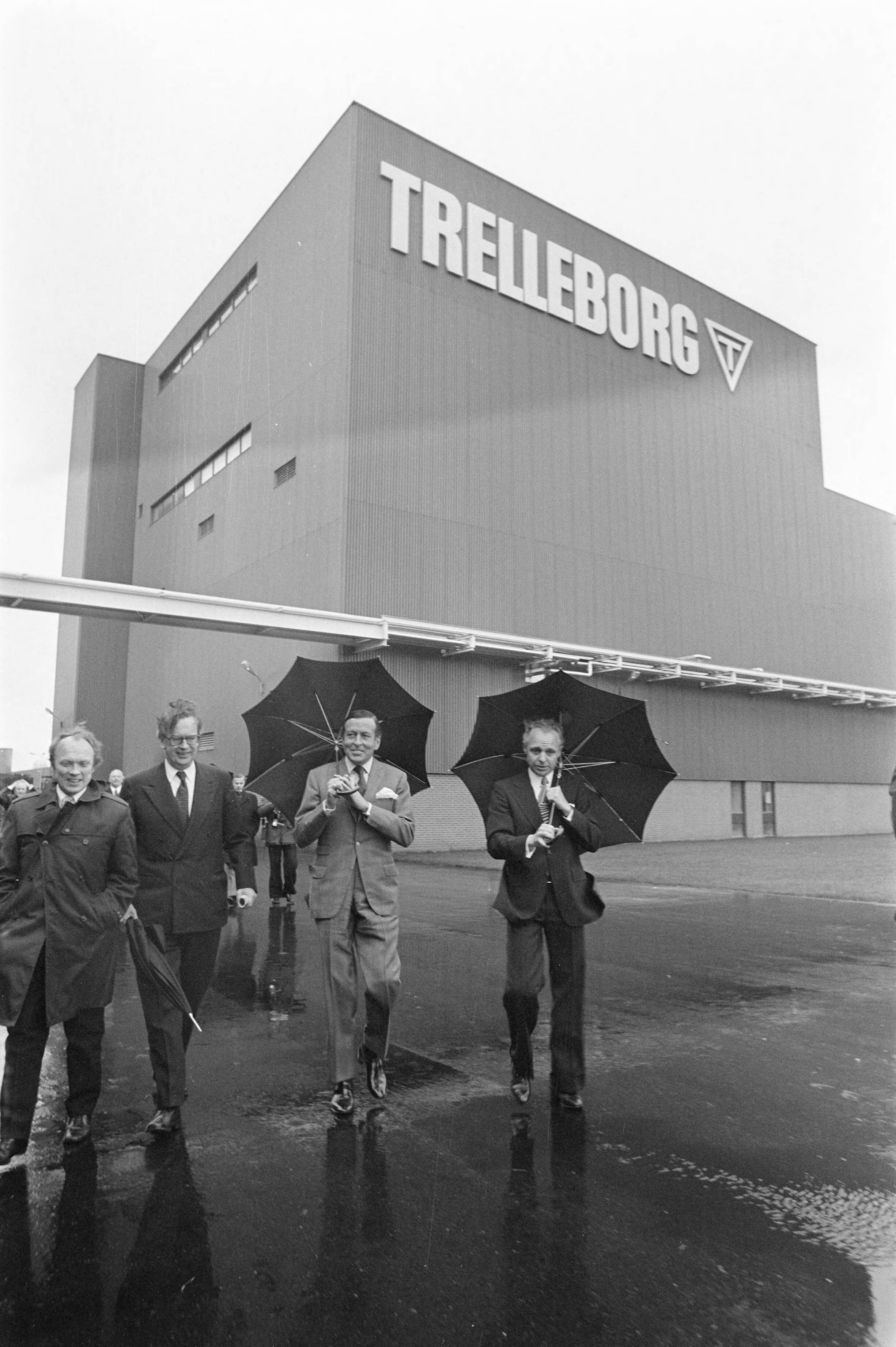 Fotocollectie Anefo — Prins Claus bij opening Trelleborg in Hoogezond (Groningen); Prins Claus voor de fabriek van Trelleborg — Foto: Mieremet, Rob / Anefo. Licentie: Set B: Rechtenvrij / Publiek Domein. Bron: Nationaal Archief. http://hdl.handle.net/10648/ac5b7b10-d0b4-102d-bcf8-003048976d84