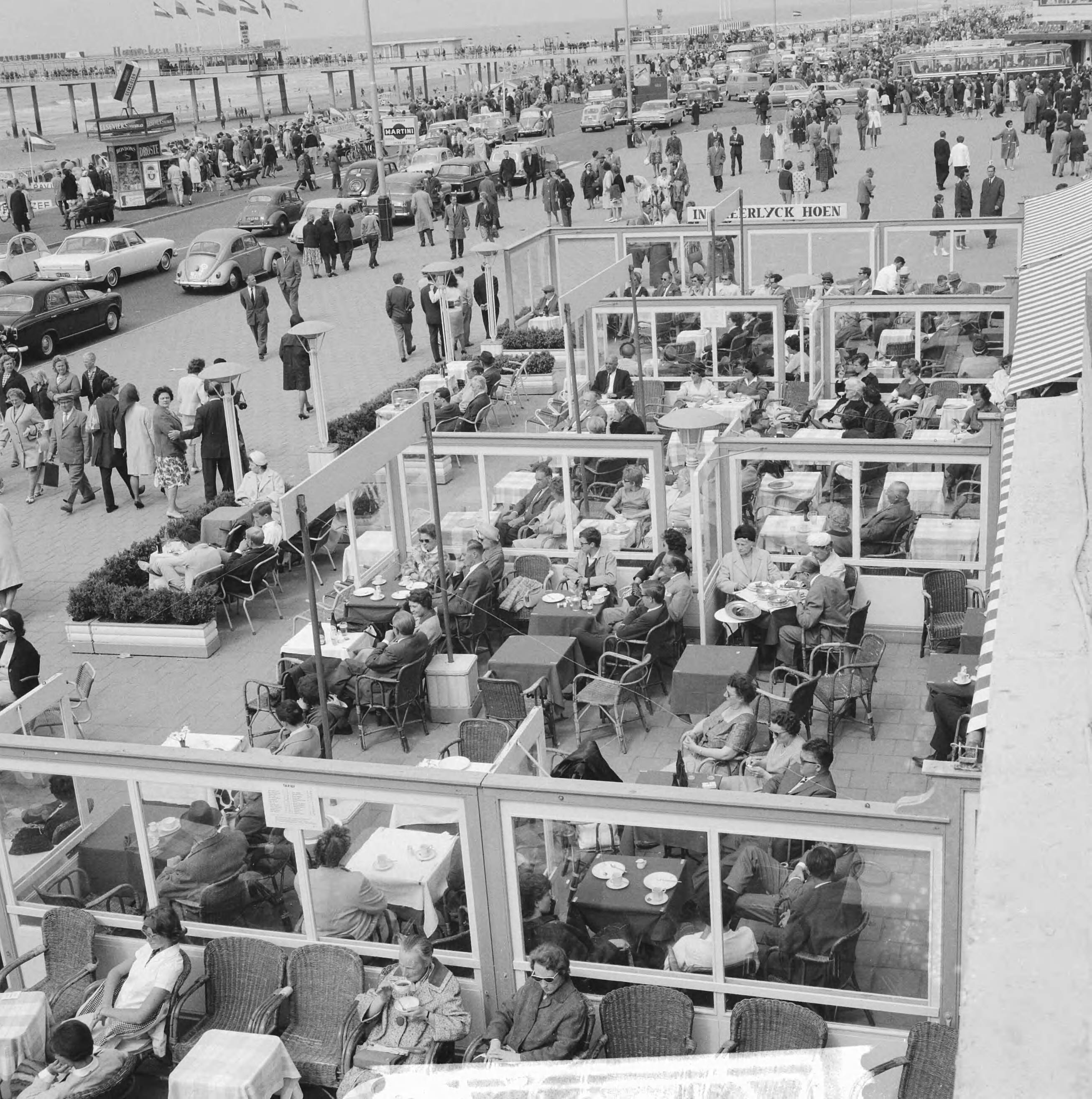 Fotocollectie Anefo — Pinkster-drukte in Scheveningen — Foto: Koch, Eric / Anefo. Licentie: Set B: Rechtenvrij / Publiek Domein. Bron: Nationaal Archief. http://hdl.handle.net/10648/aa0c0a6e-d0b4-102d-bcf8-003048976d84