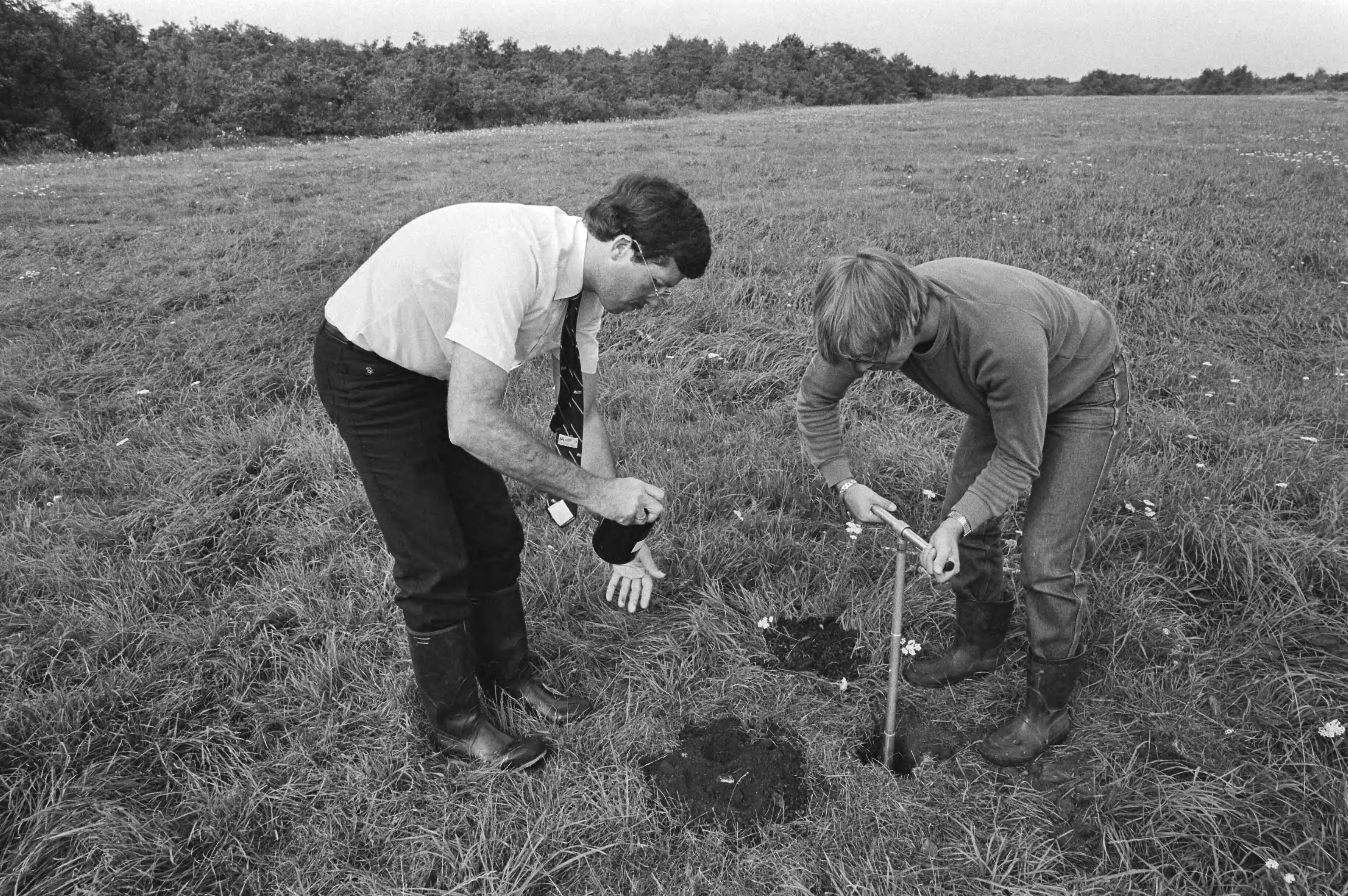 Fotocollectie Anefo — Bodemonderzoek in Kortenhoef (NH) naar chemisch afval — Foto: Antonisse, Marcel / Anefo. Licentie: Set B: Rechtenvrij / Publiek Domein. Bron: Nationaal Archief. http://hdl.handle.net/10648/ad01f094-d0b4-102d-bcf8-003048976d84