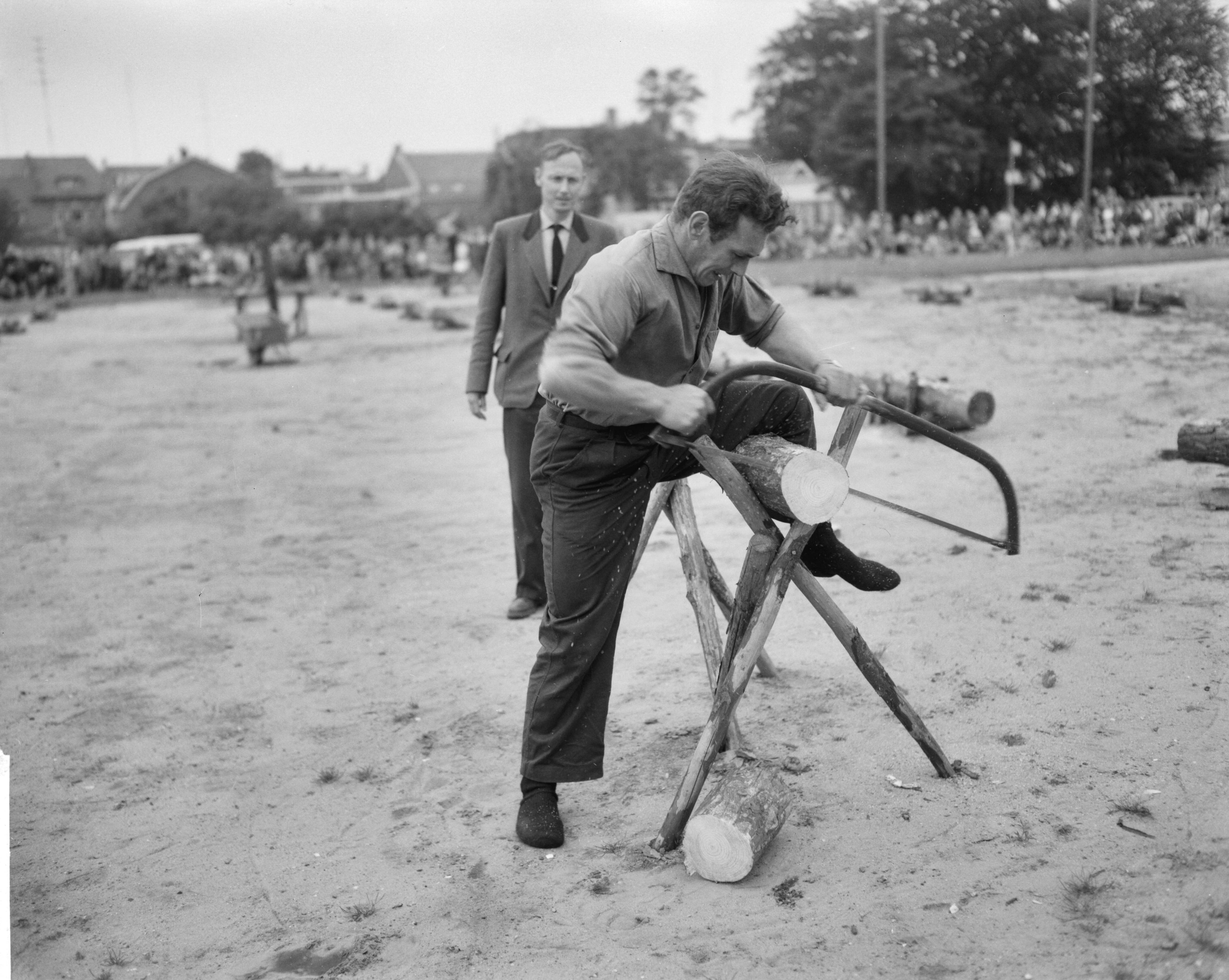 Fotocollectie Anefo — Nationale boomzaagwedstrijden in Ede — Foto: Bilsen, Joop van / Anefo. Licentie: Set B: Rechtenvrij / Publiek Domein. Bron: Nationaal Archief. http://hdl.handle.net/10648/aa14c230-d0b4-102d-bcf8-003048976d84