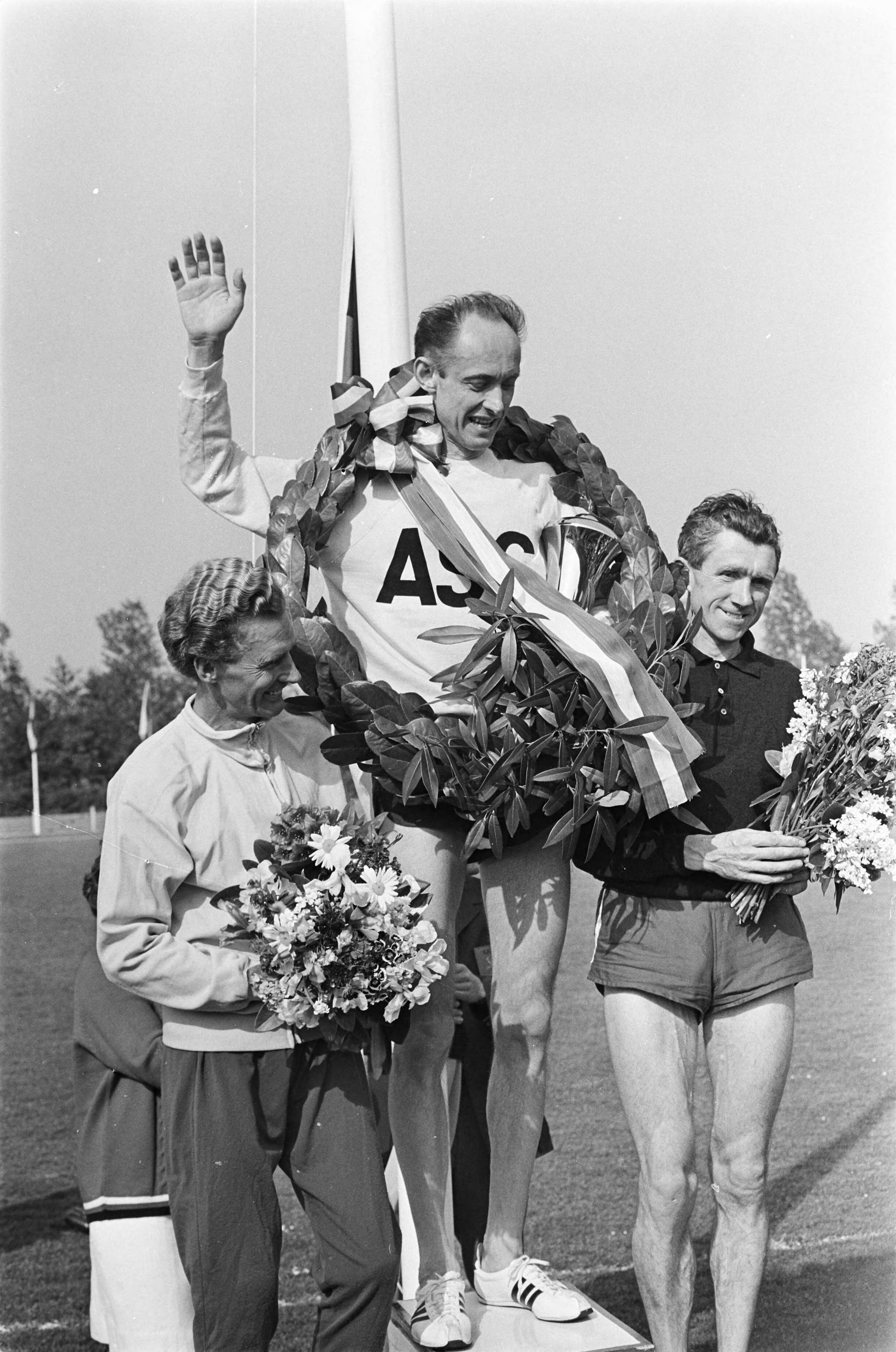 Fotocollectie Anefo — Internationale Veteranen Marathon te Baarn. W. Weba met beker en krans — Foto: Kroon, Ron / Anefo. Licentie: Set B: Rechtenvrij / Publiek Domein. Bron: Nationaal Archief. http://hdl.handle.net/10648/ab421b94-d0b4-102d-bcf8-003048976d84