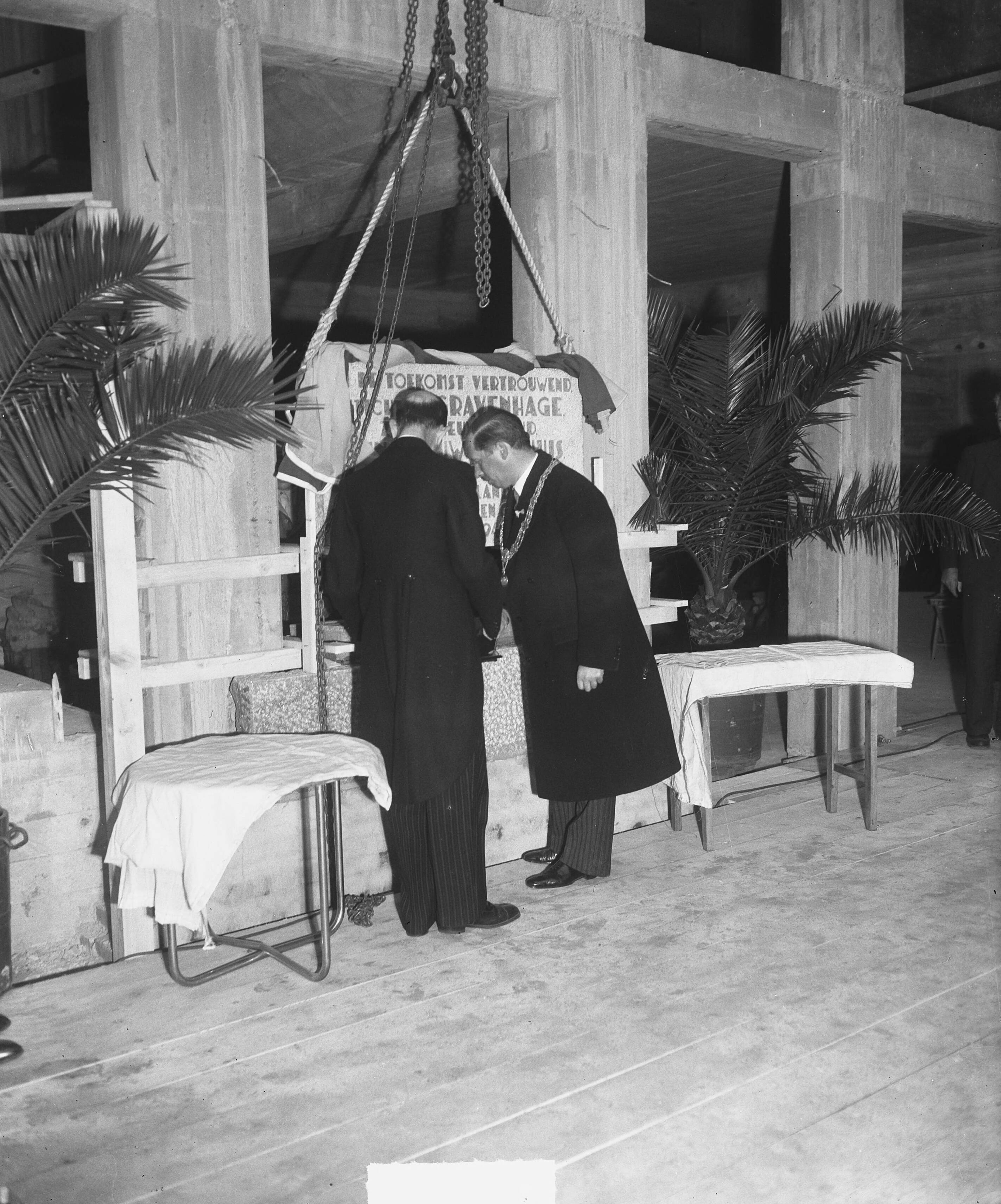 Fotocollectie Anefo — Eerste steen Stadhuis Alexanderveld Den Haag — Foto: Merk, Ben / Anefo. Licentie: Set B: Rechtenvrij / Publiek Domein. Bron: Nationaal Archief. http://hdl.handle.net/10648/a8c759f6-d0b4-102d-bcf8-003048976d84
