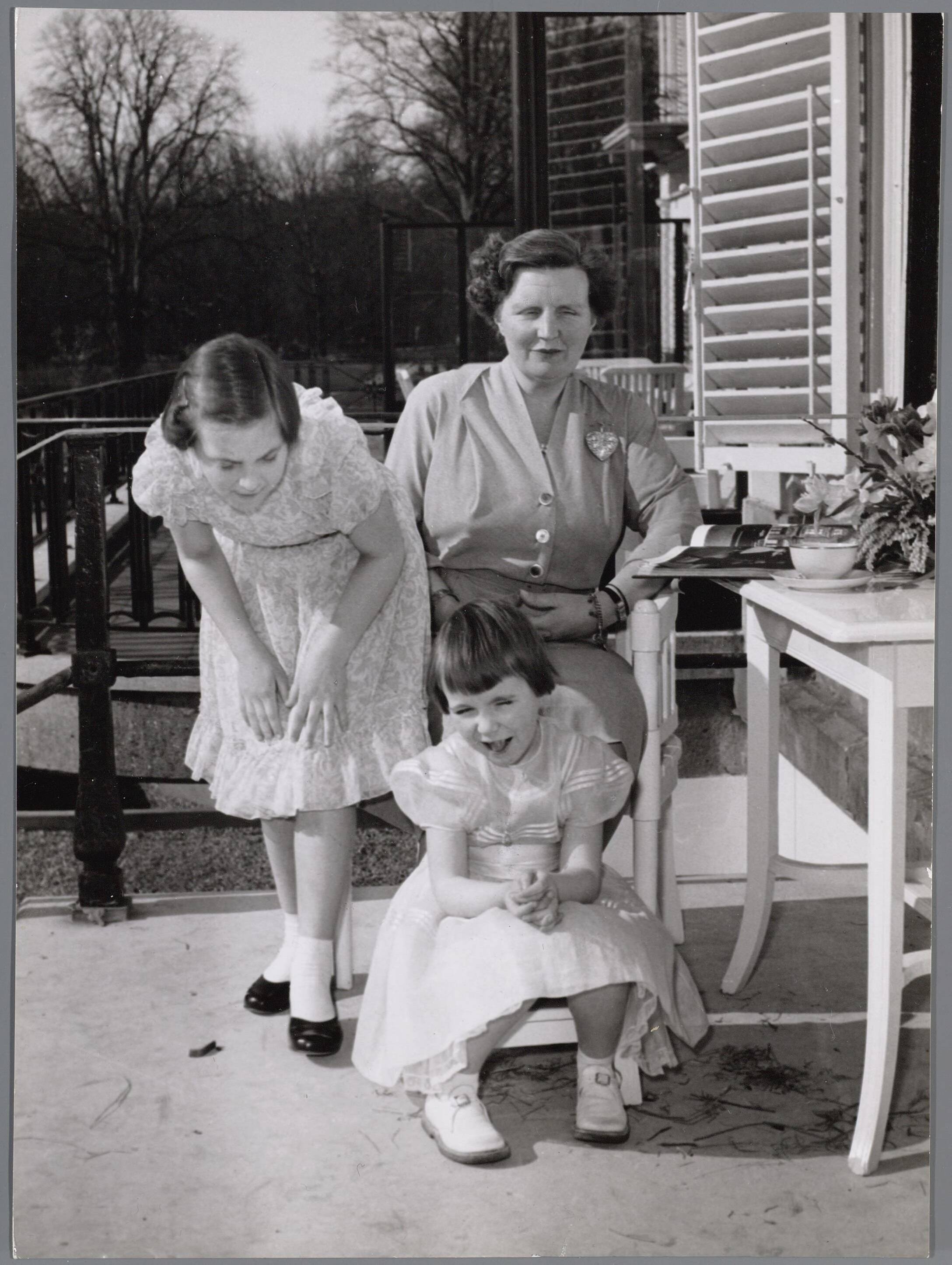 Fotocollectie RVD / Koninklijk Huis — Koningin Juliana met prinses Marijke en prinses Margriet bij Paleis Soestdijk — Foto: Reijken, Tiemen van der / RVD. Licentie: Set B: Rechtenvrij / Publiek Domein. Bron: Nationaal Archief. http://hdl.handle.net/10648/afac297c-d0b4-102d-bcf8-003048976d84