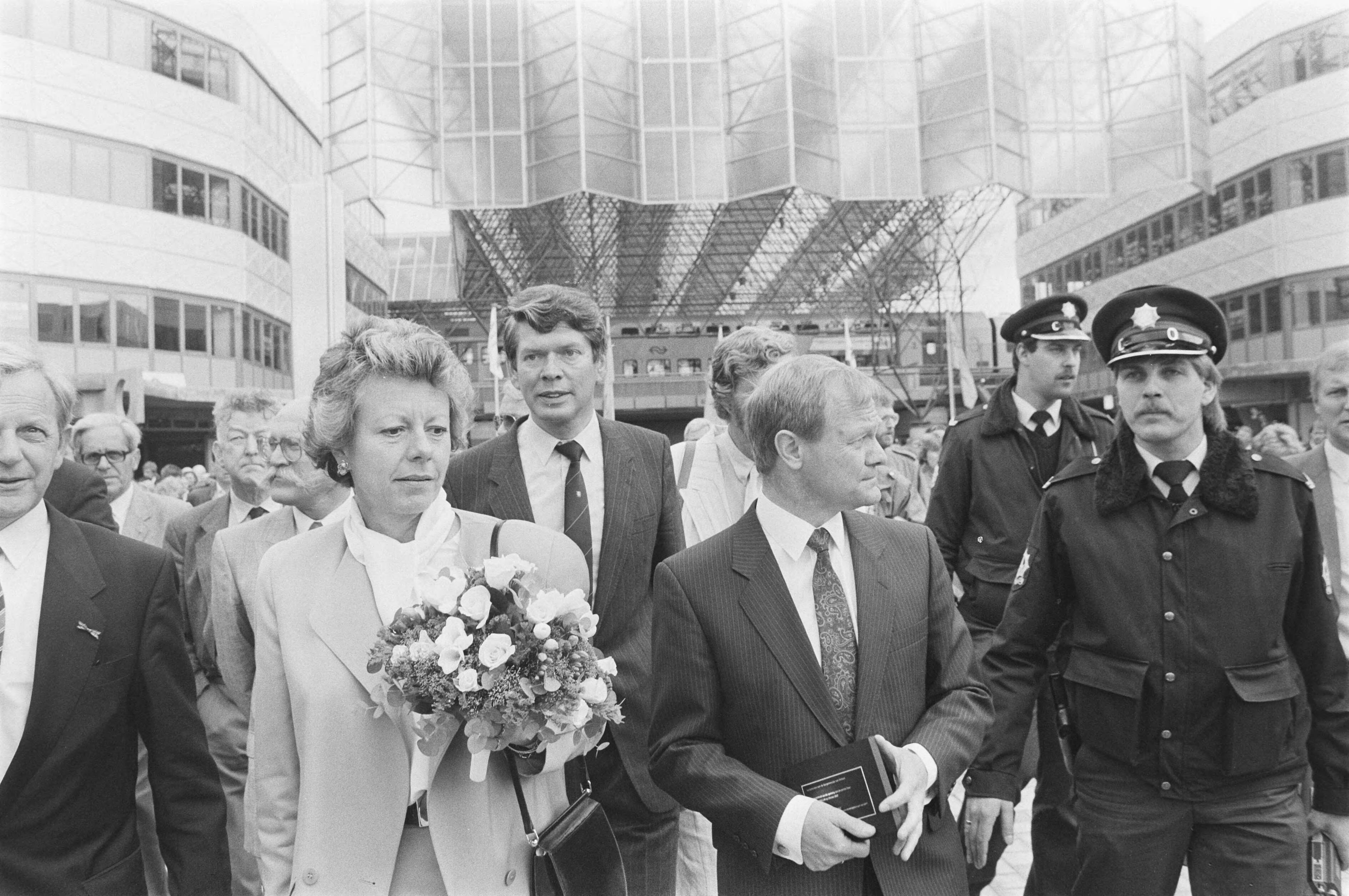 Fotocollectie Anefo — Officiele opening Flevolijn traject Weesp-Almere; v.l.n. Ploeger (pres-dir. NS), minister Smit-Kroes (V&W), burgemeeste de Cloe van Almere op CS Almere — Foto: Molendijk, Bart / Anefo. Licentie: Set B: Rechtenvrij / Publiek Domein. Bron: Nationaal Archief. http://hdl.handle.net/10648/ad60dbe0-d0b4-102d-bcf8-003048976d84