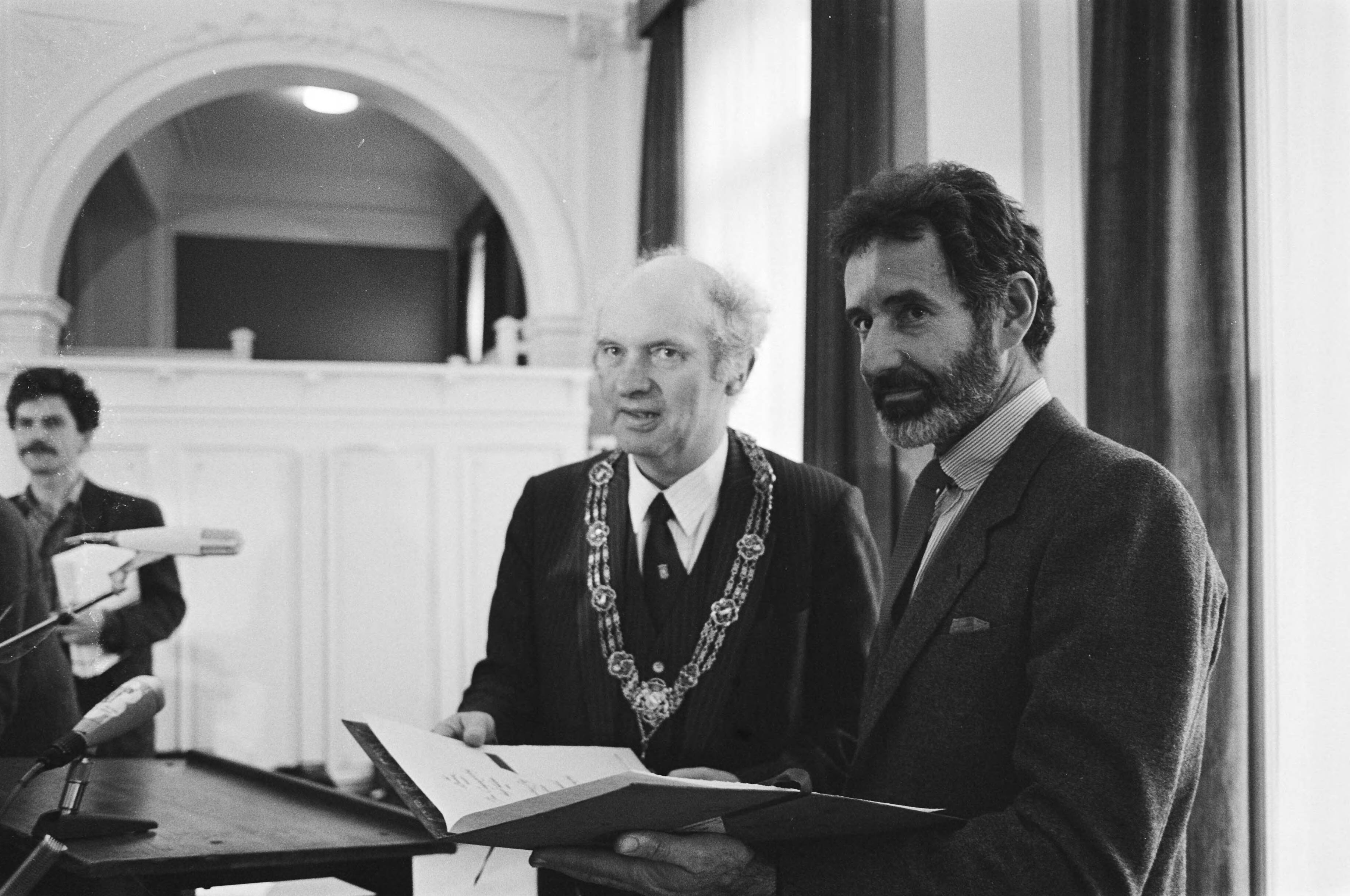 Jan Campertprijs voor de Zuidafrikaanse schrijver Breyten Breytenbach — Breytenbach ontvangt de prijs van burgemeester Schols van Den Haag — Foto: Croes, Rob C. / Anefo. Licentie: Set B: Rechtenvrij / Publiek Domein. Bron: Nationaal Archief. http://hdl.handle.net/10648/ad248e88-d0b4-102d-bcf8-003048976d84