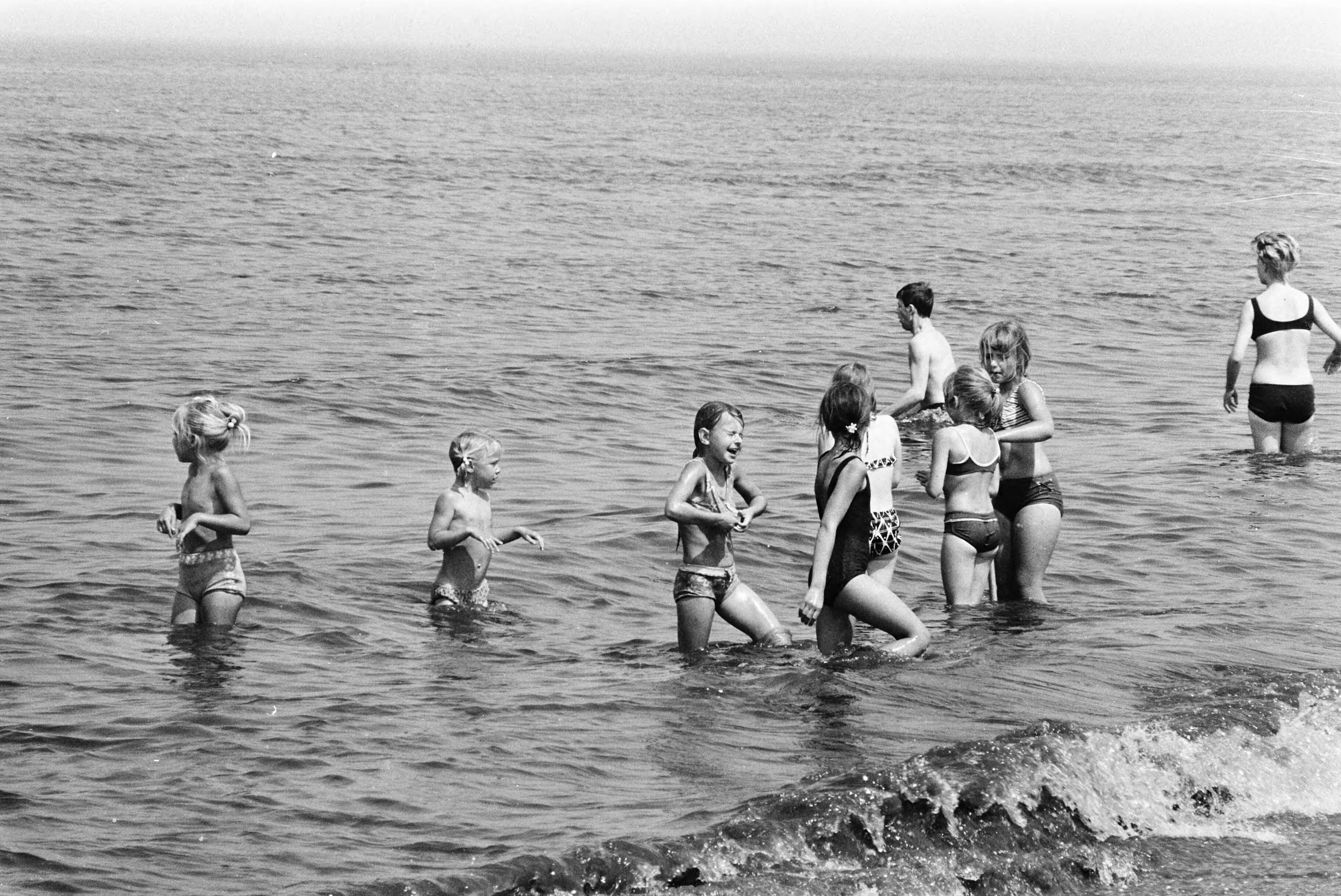 Fotocollectie Anefo — Warm weer: strand Zandvoort; kinderen in zee — Foto: Verhoeff, Bert / Anefo. Licentie: Set B: Rechtenvrij / Publiek Domein. Bron: Nationaal Archief. http://hdl.handle.net/10648/ab993d20-d0b4-102d-bcf8-003048976d84