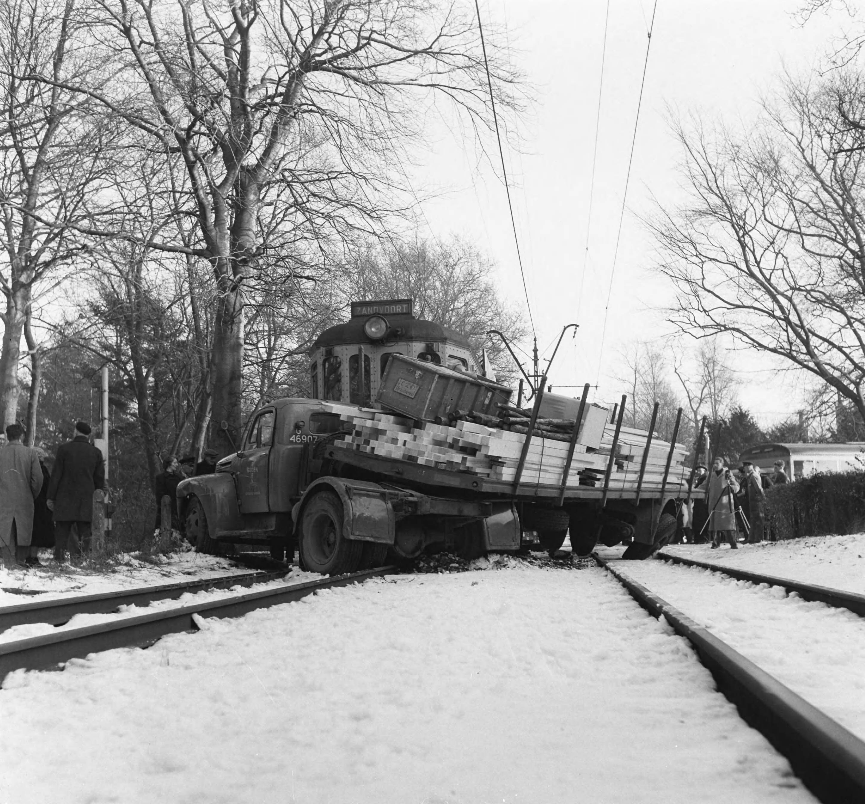Fotocollectie Anefo — Zandvoort. Tram rijdt in op trailer geladen met hout bij Bentveld — Foto: Pot, Harry / Anefo. Licentie: Set B: Rechtenvrij / Publiek Domein. Bron: Nationaal Archief. http://hdl.handle.net/10648/a92feeda-d0b4-102d-bcf8-003048976d84
