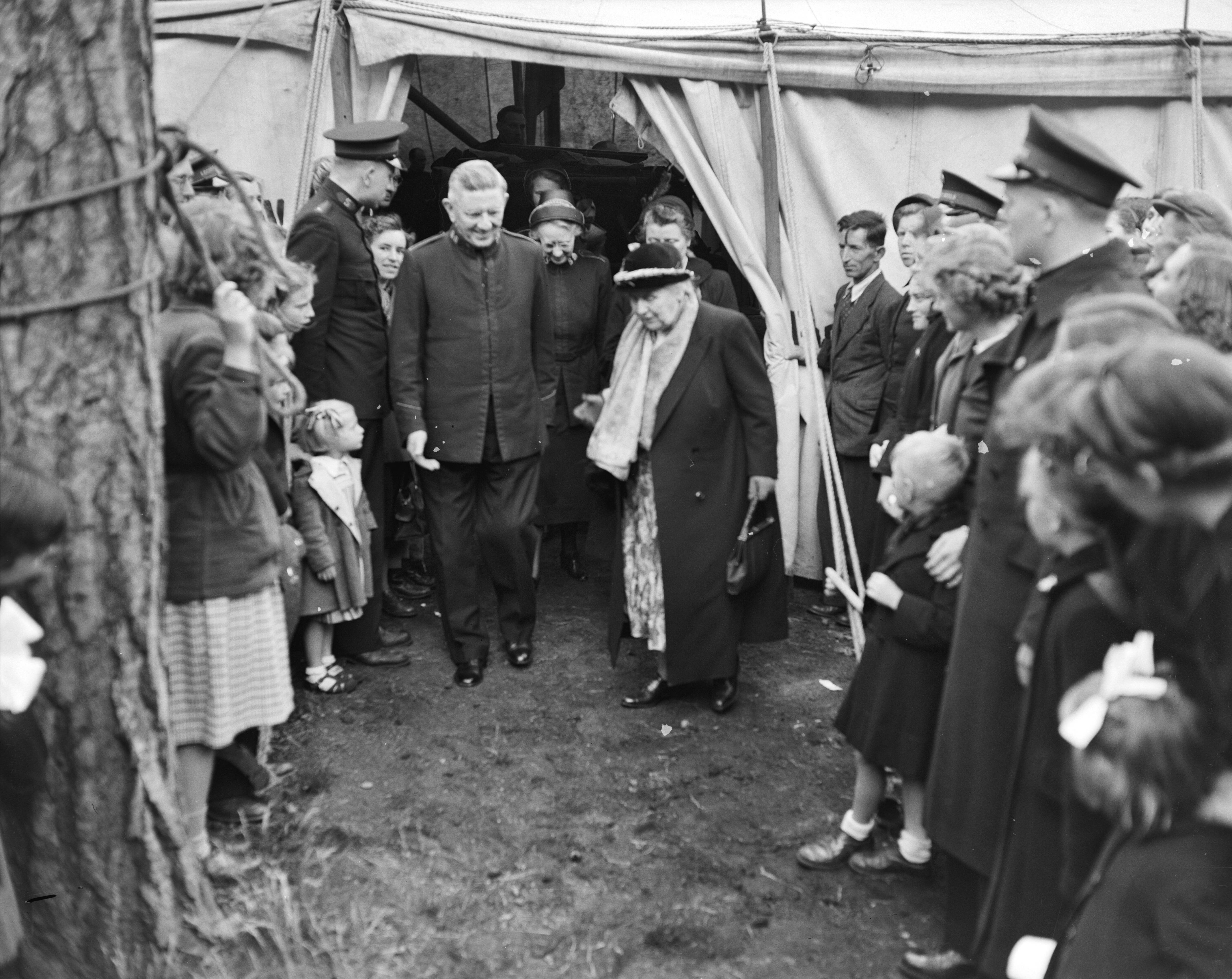 Fotocollectie Anefo — Prinses Wilhelmina bezoekt velddag van het Leger des Heils in de bossen van het kroondomein te Baarn. Zij wordt hier uitgeleide gedaan door generaal Albert Orsborn en zijn echtgenote — Foto: Pot, Harry / Anefo. Licentie: Set B: Rechtenvrij / Publiek Domein. Bron: Nationaal Archief. http://hdl.handle.net/10648/a8eb76d8-d0b4-102d-bcf8-003048976d84