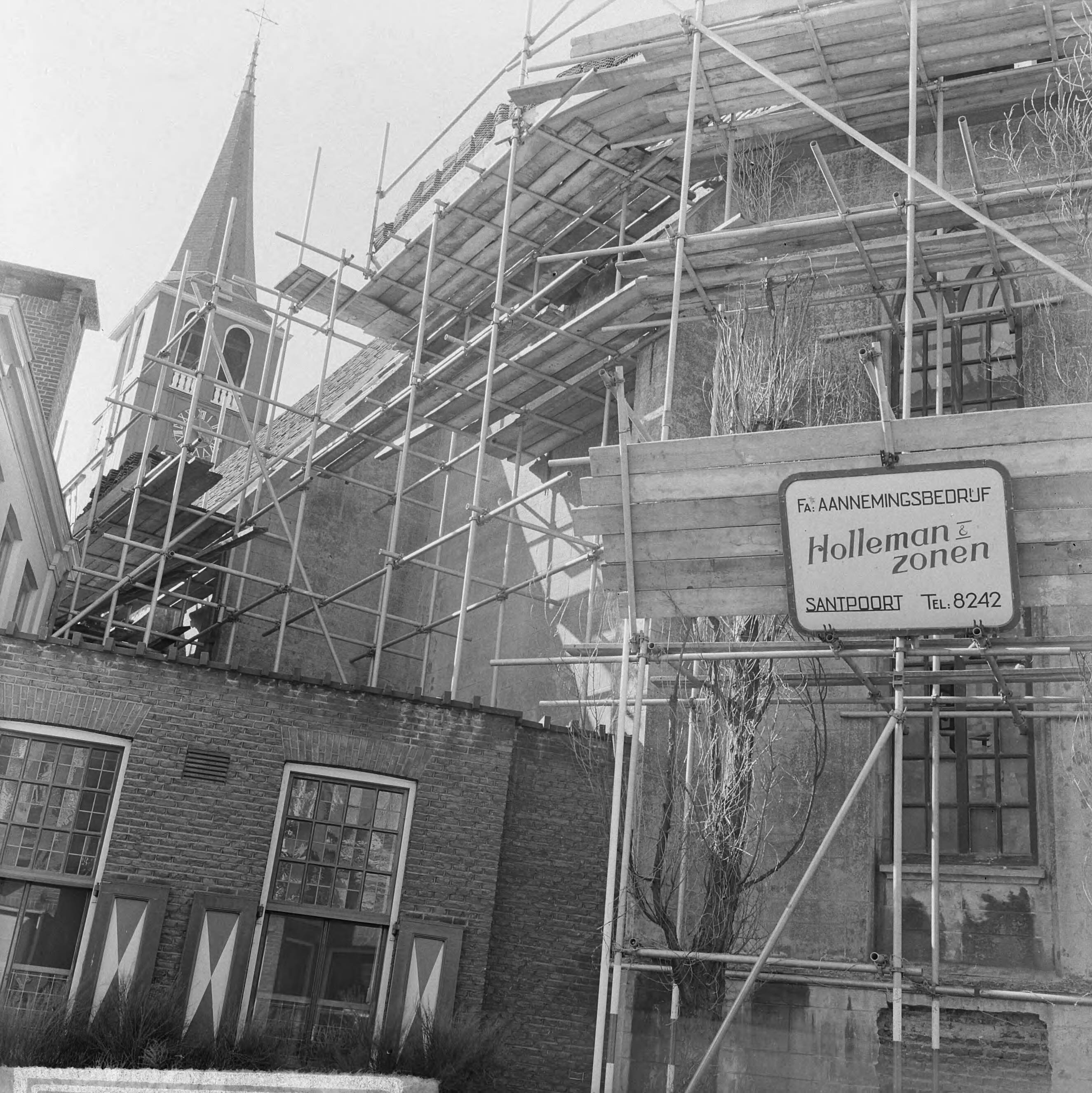 Fotocollectie Anefo — Restauratie Nederlands-Hervormde kerk te Krommenie, exterieur — Foto: Wieleck, […] / Anefo. Licentie: Set B: Rechtenvrij / Publiek Domein. Bron: Nationaal Archief. http://hdl.handle.net/10648/aaa05804-d0b4-102d-bcf8-003048976d84