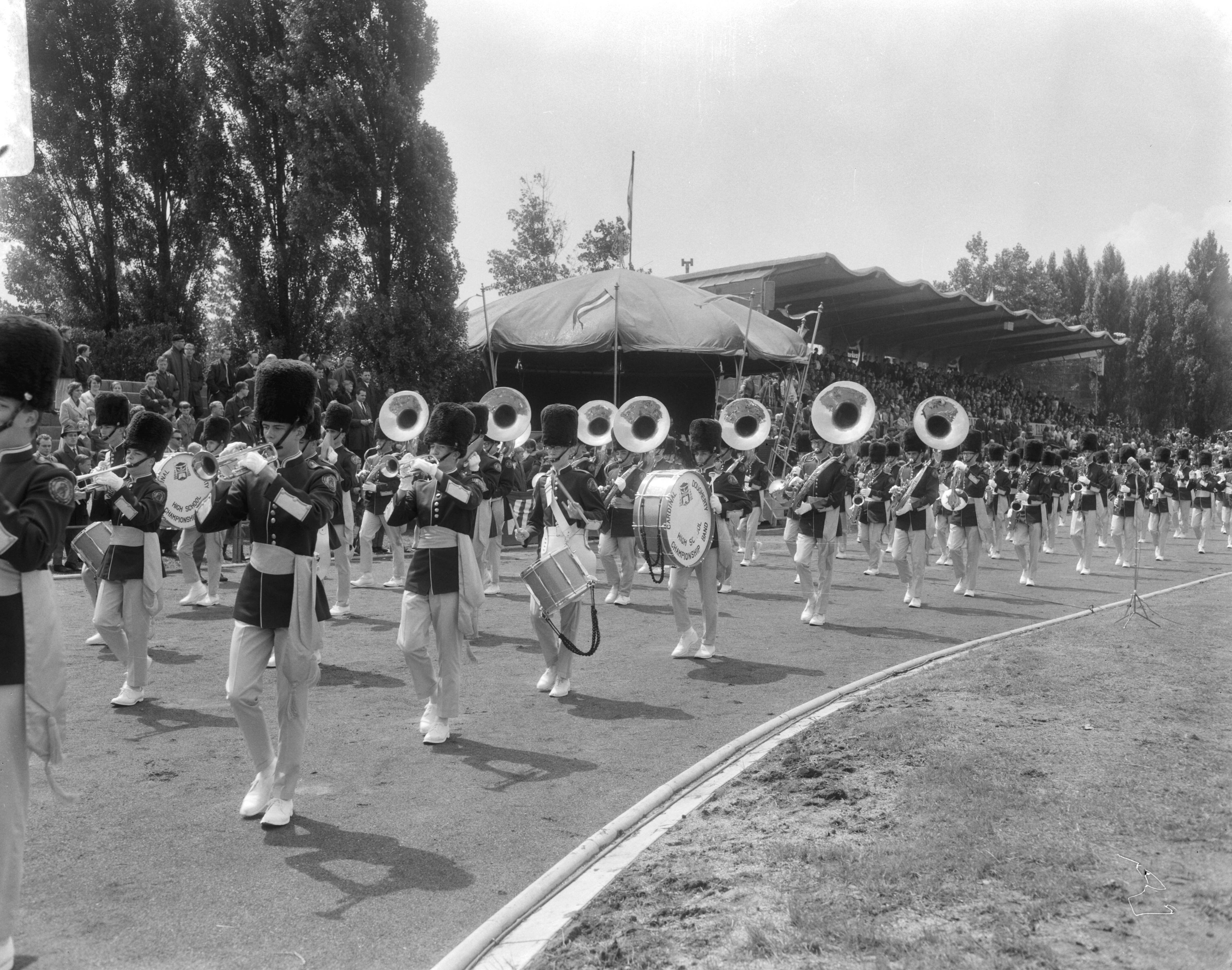 Fotocollectie Anefo — Muziekconcours te Kerkrade, tijdens de marswedstrijden — Foto: Bilsen, Joop van / Anefo. Licentie: Set B: Rechtenvrij / Publiek Domein. Bron: Nationaal Archief. http://hdl.handle.net/10648/aaf2c88c-d0b4-102d-bcf8-003048976d84