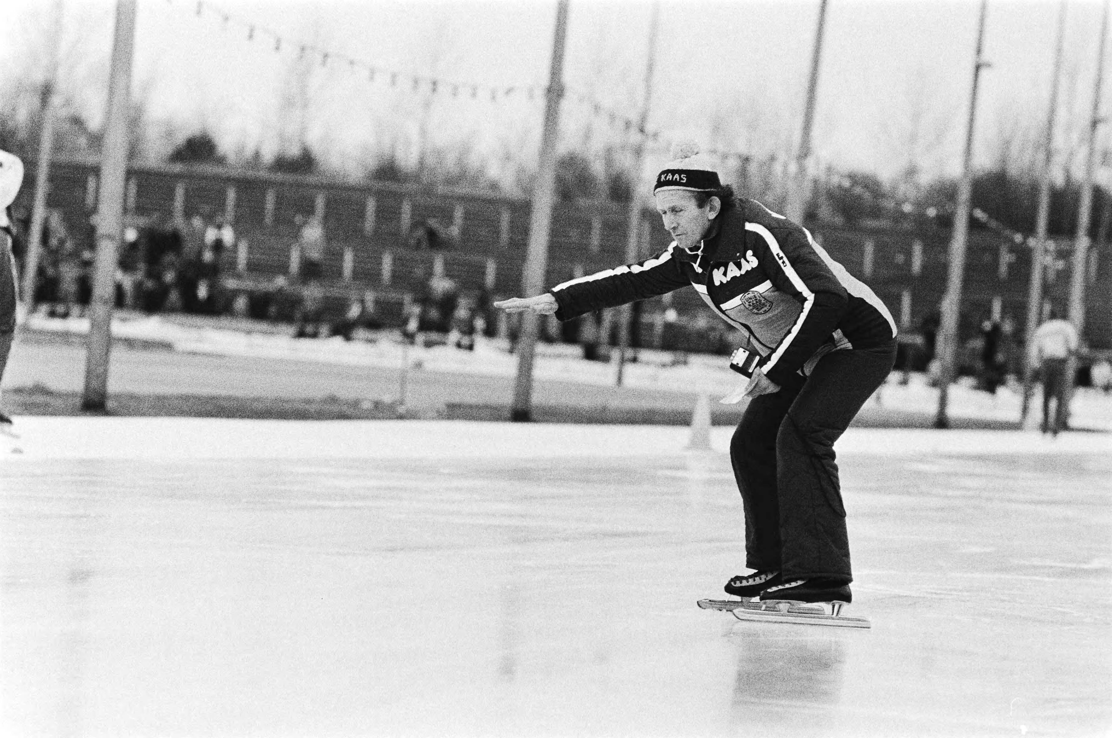 Fotocollectie Anefo — Nederlandse kampioenschappen schaatsen heren allround in Den Haag. Coach Egbert van 't Oever in actie. — Foto: Suyk, Koen / Anefo. Licentie: Set B: Rechtenvrij / Publiek Domein. Bron: Nationaal Archief. http://hdl.handle.net/10648/acd79f06-d0b4-102d-bcf8-003048976d84