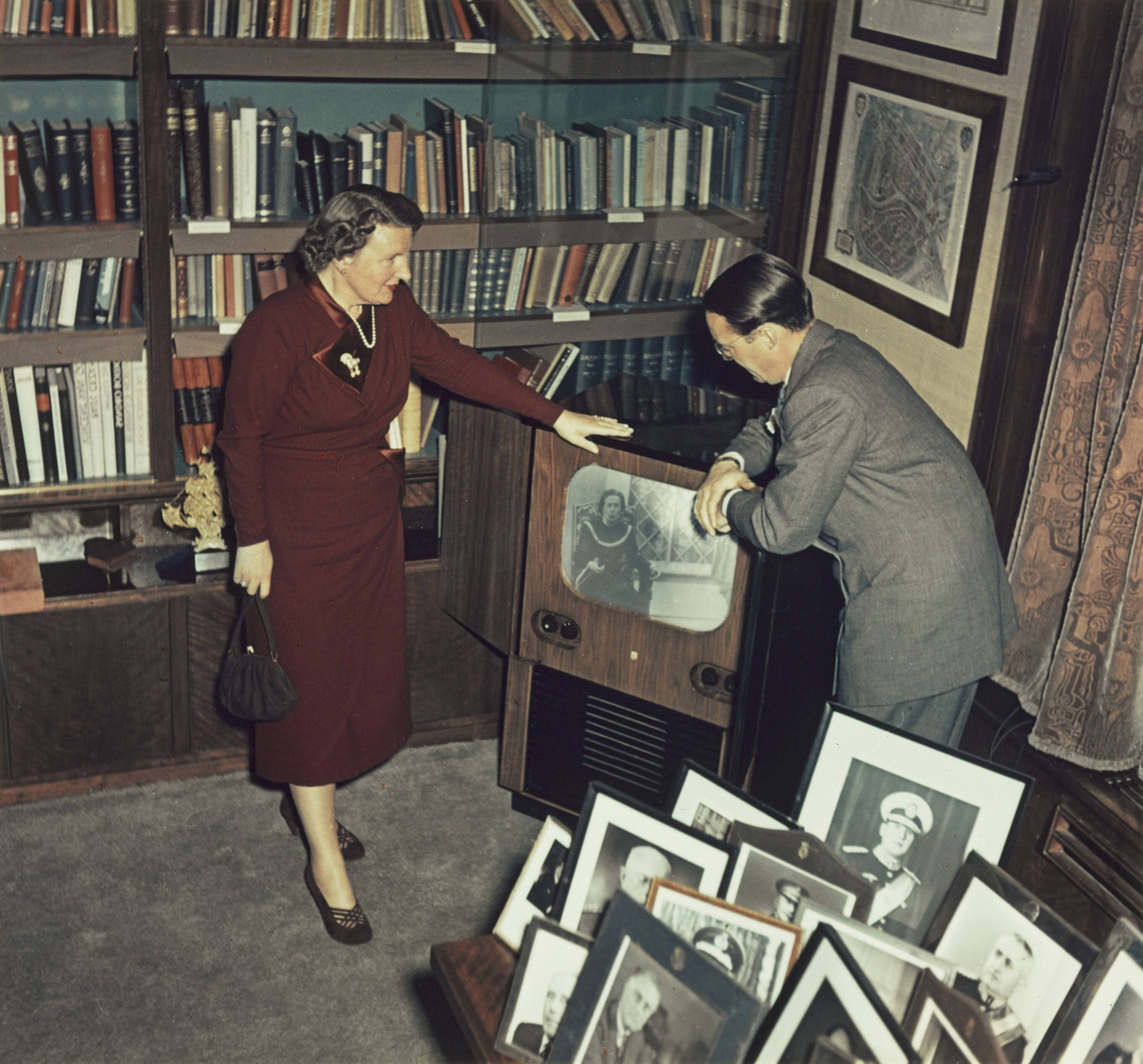 Fotocollectie RVD / Koninklijk Huis — Koningin Juliana en prins Bernhard in de bibliotheek van Paleis Soestdijk — Foto: Woldringh, Meinard / RVD. Licentie: Set B: Rechtenvrij / Publiek Domein. Bron: Nationaal Archief. http://hdl.handle.net/10648/afac58de-d0b4-102d-bcf8-003048976d84