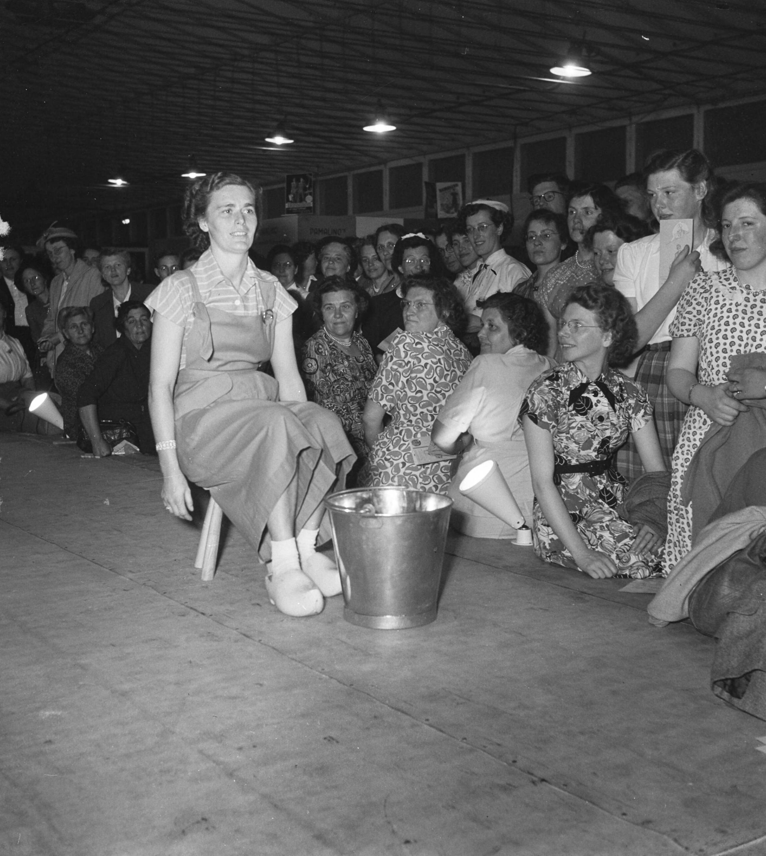Landbouwtentoonstelling Utrecht (1952) — Landbouwtentoonstelling Utrecht. Modeshow — Foto: Noske, J.D. / Anefo. Licentie: Set B: Rechtenvrij / Publiek Domein. Bron: Nationaal Archief. http://hdl.handle.net/10648/a8f90a1e-d0b4-102d-bcf8-003048976d84