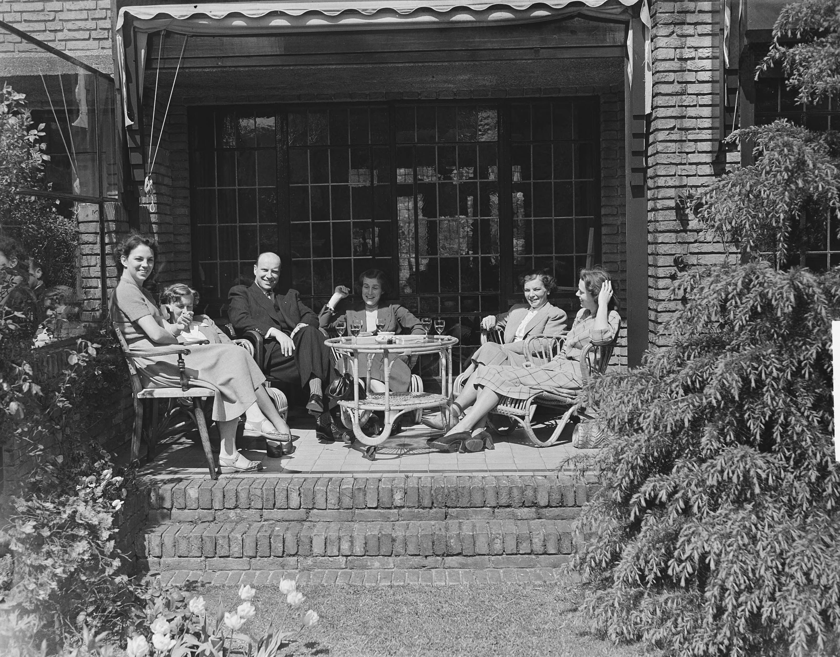 Communiefeest Th. Smulder (Voorburg) — Communiefeest Heer Th. Smulders (Voorburg) — Foto: Bilsen, Joop van / Anefo. Licentie: Set B: Rechtenvrij / Publiek Domein. Bron: Nationaal Archief. http://hdl.handle.net/10648/a8e9f664-d0b4-102d-bcf8-003048976d84