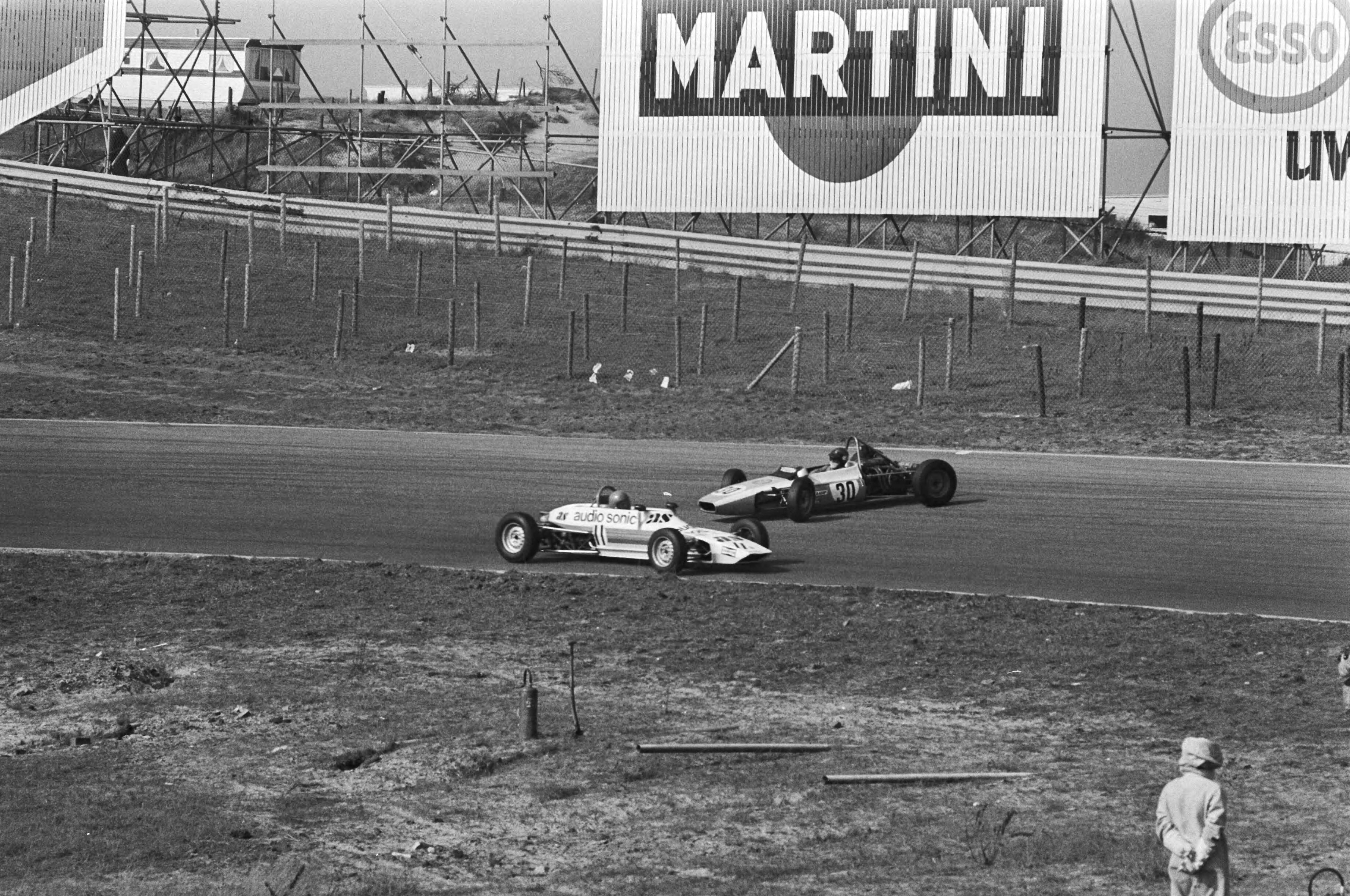 Fotocollectie Anefo — Openingsraces op Zandvoort; Vaney dwars over de weg, link Vermeulen — Foto: Peters, Hans / Anefo. Licentie: Set B: Rechtenvrij / Publiek Domein. Bron: Nationaal Archief. http://hdl.handle.net/10648/ac802ac8-d0b4-102d-bcf8-003048976d84