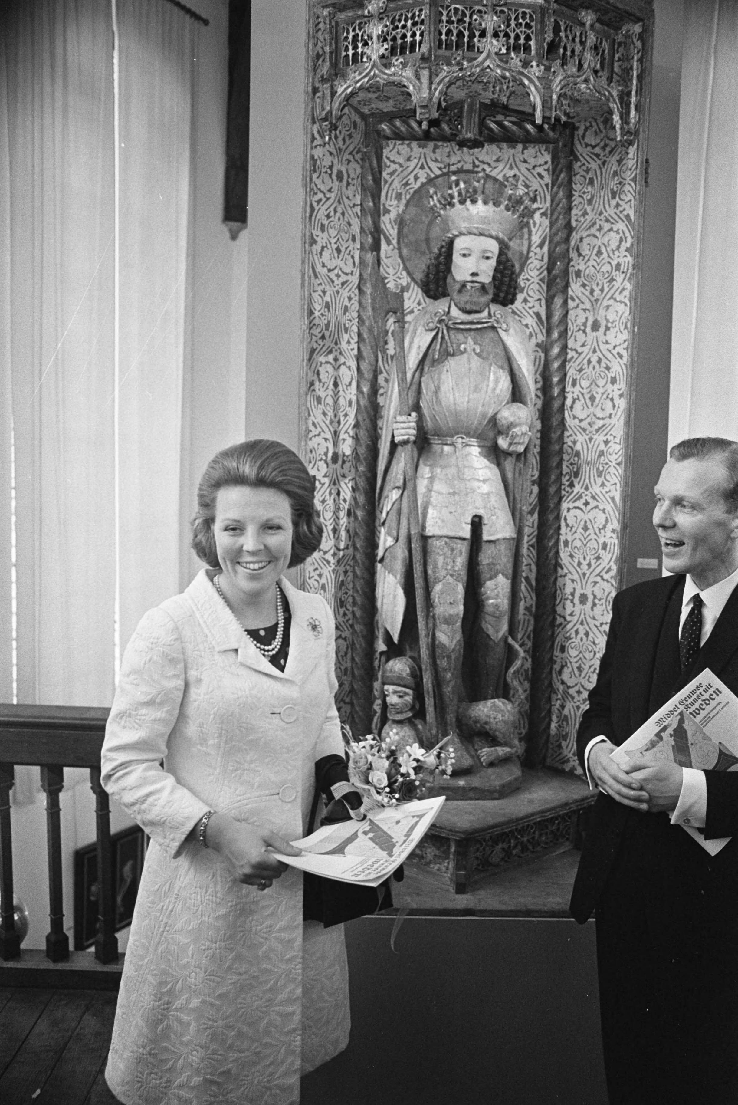Fotocollectie Anefo — Prinses Beatrix opent tentoonstelling Middeleeuwse kunst uit Zweden in Aartsbisschoppelijk Museum , Utrecht; Prinses Beatrix bij beeldhouwwerk — Foto: Verhoeff, Bert / Anefo. Licentie: Set B: Rechtenvrij / Publiek Domein. Bron: Nationaal Archief. http://hdl.handle.net/10648/ab968382-d0b4-102d-bcf8-003048976d84
