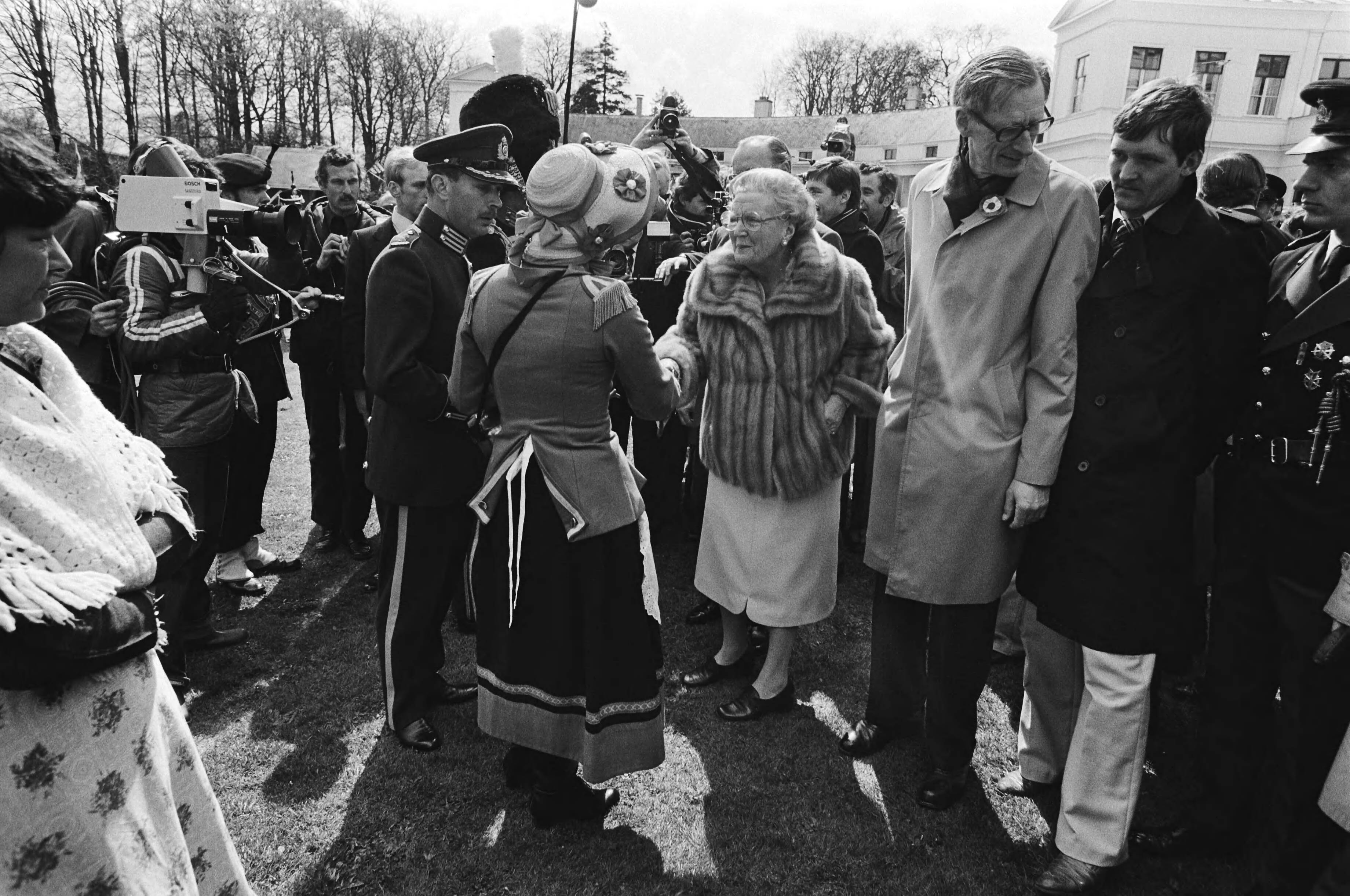 Defilé Soestdijk — Op het middenterrein — Foto: Croes, Rob C. / Anefo. Licentie: Set B: Rechtenvrij / Publiek Domein. Bron: Nationaal Archief. http://hdl.handle.net/10648/acc968f0-d0b4-102d-bcf8-003048976d84