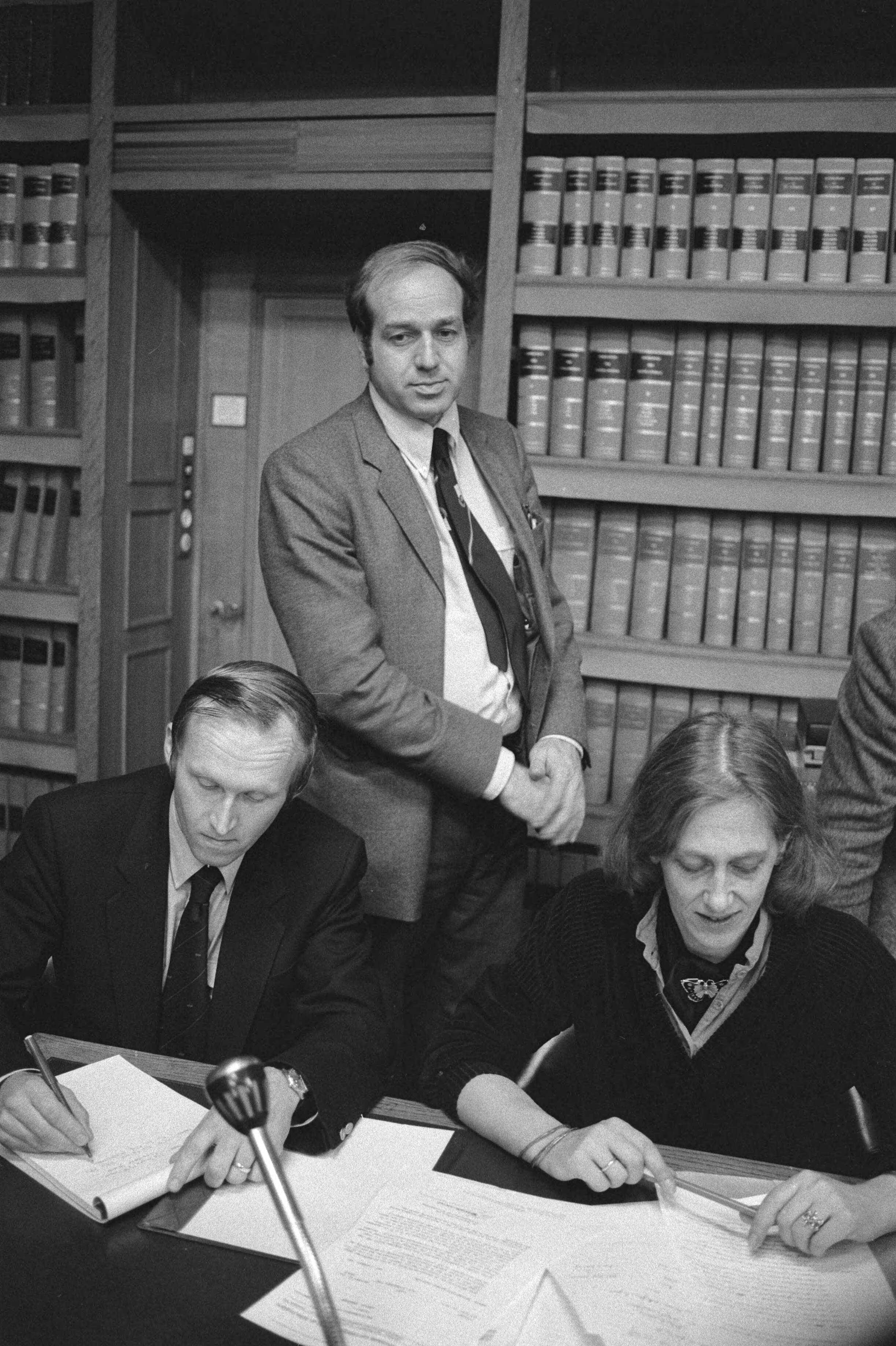 Vergadering rond het circuit van Zandvoort door de kamercommissies van CRM, EZ en Volksgezondheid — Staand CENAV-direkteur Vermeulen, zittend staatssecretarissen Wim Dik (D66, Economische Zaken) en Lambers-Haquebard (D66, Volksgezondheid) — Foto: Antonisse, Marcel / Anefo. Licentie: Set B: Rechtenvrij / Publiek Domein. Bron: Nationaal Archief. http://hdl.handle.net/10648/ad08b406-d0b4-102d-bcf8-003048976d84