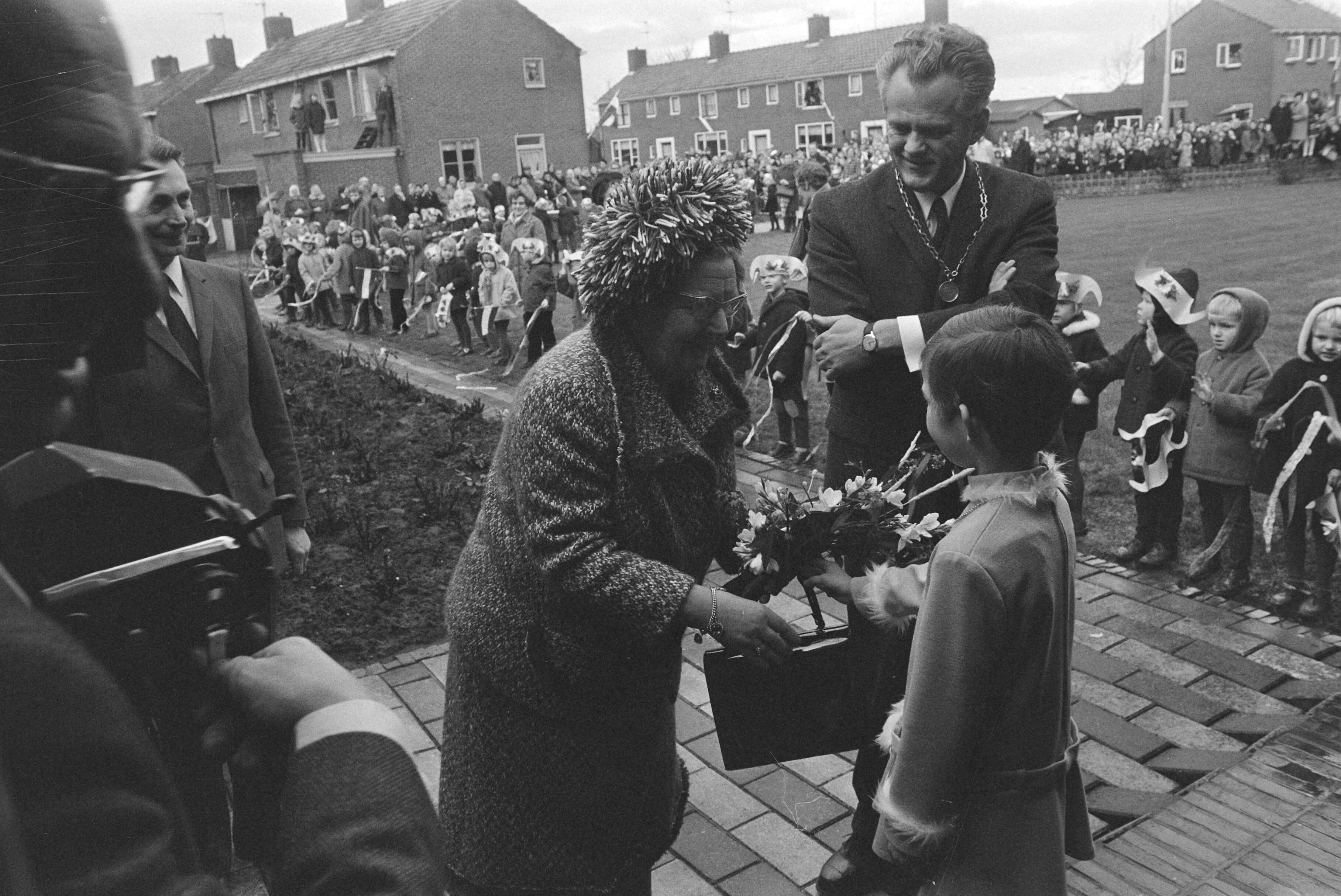 Fotocollectie Anefo — koningin Juliana brengt werkbezoek aan Zuidelijk Westerkwartier in Groningen; koningin Juliana bezoekt Zonnehuis in Zuidhorn — Foto: Mieremet, Rob / Anefo. Licentie: Set B: Rechtenvrij / Publiek Domein. Bron: Nationaal Archief. http://hdl.handle.net/10648/abac0950-d0b4-102d-bcf8-003048976d84