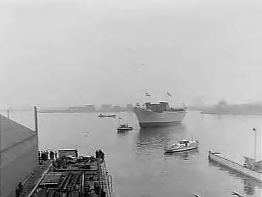 Fotocollectie Anefo — Tewaterlating van de Indonesische veerboot "Halimun" bij de Zaanlandse Scheepsbouwmaatschappij te Zaandam. De doopplechtigheid werd verricht door mevr. R.A.S. Martonegro — Foto: Bilsen, Joop van / Anefo. Licentie: Set B: Rechtenvrij / Publiek Domein. Bron: Nationaal Archief. http://hdl.handle.net/10648/a989450c-d0b4-102d-bcf8-003048976d84