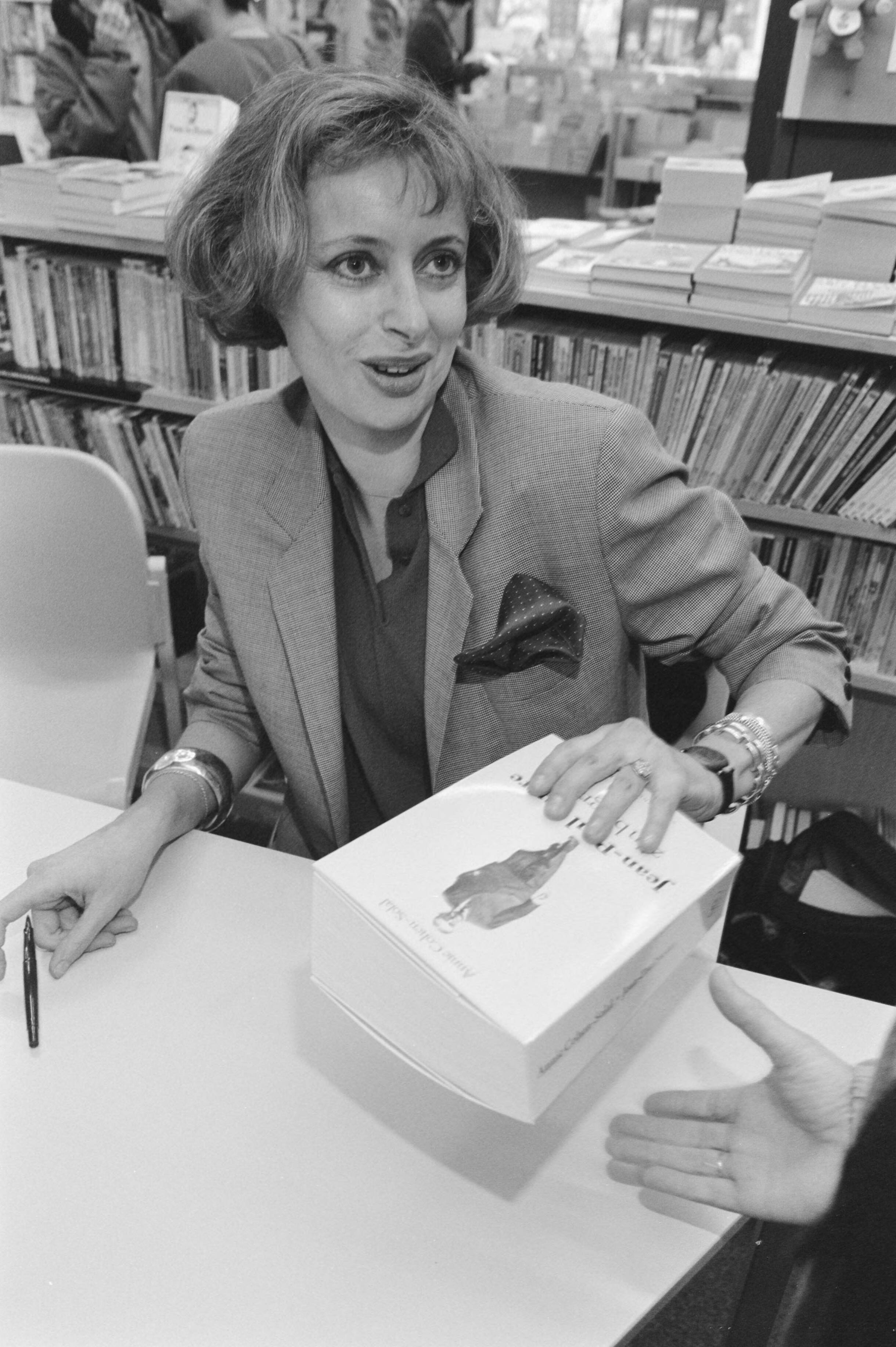Fotocollectie Anefo — Utrecht, Franse schrijfster Annie Cohen Solal signeert haar biografie over Jean Paul Sartre — Foto: Croes, Rob C. / Anefo. Licentie: Set B: Rechtenvrij / Publiek Domein. Bron: Nationaal Archief. http://hdl.handle.net/10648/ad68d228-d0b4-102d-bcf8-003048976d84