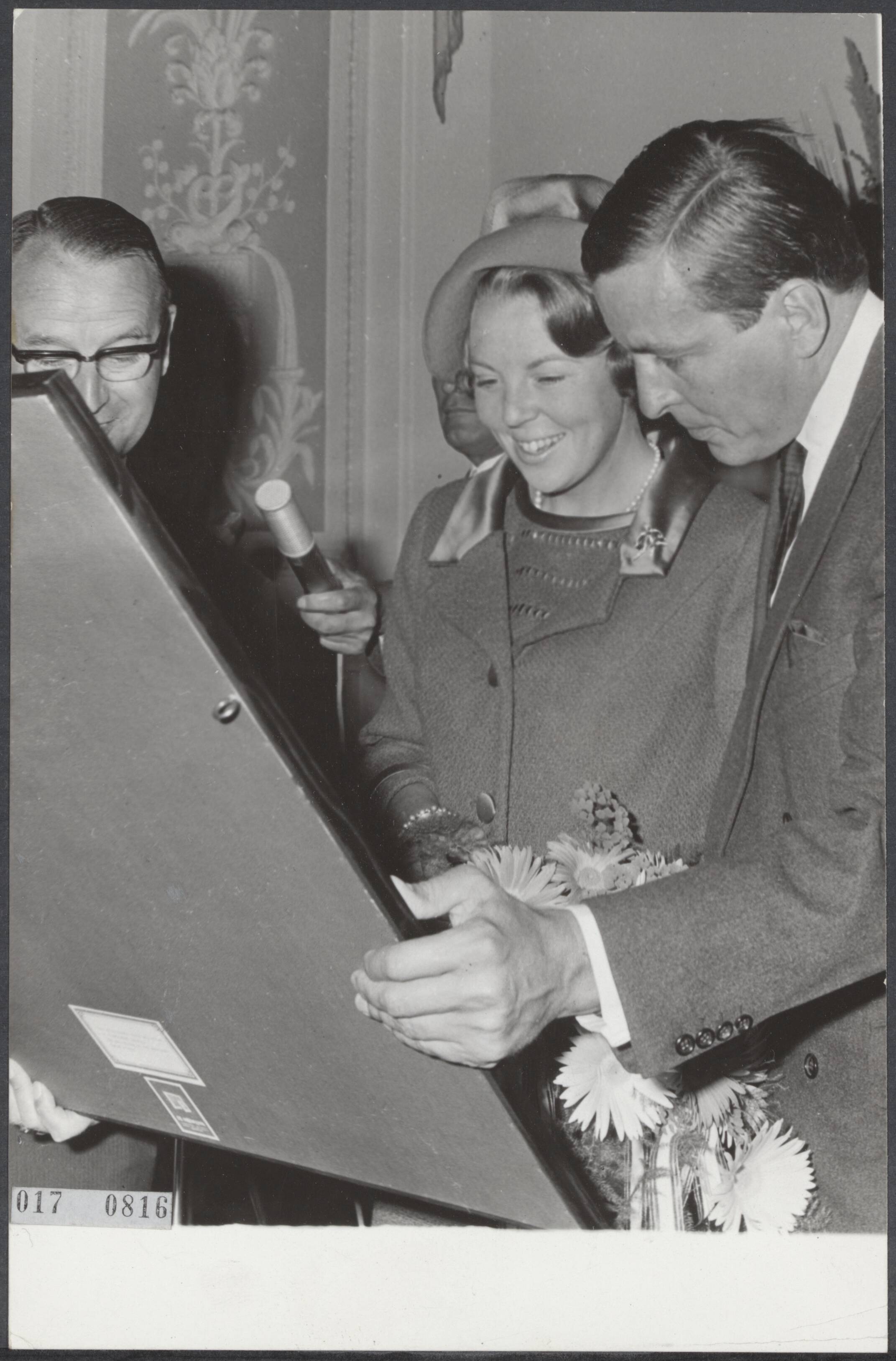 Fotocollectie Elsevier Binnenland — Prinses Beatrix en haar verloofde Claus von Amsberg bezochten Haarlem, de hoofdstad van Noord-Holland. Zij werden ontvangen op het Provinciehuis. Zij kregen van de Commissaris van de Koningin mr. Kranenburg (links) een oude kaart aangeboden — Foto: Evers, Joost / Anefo. Licentie: Set B: Rechtenvrij / Publiek Domein. Bron: Nationaal Archief. http://hdl.handle.net/10648/adbf1a8e-d0b4-102d-bcf8-003048976d84