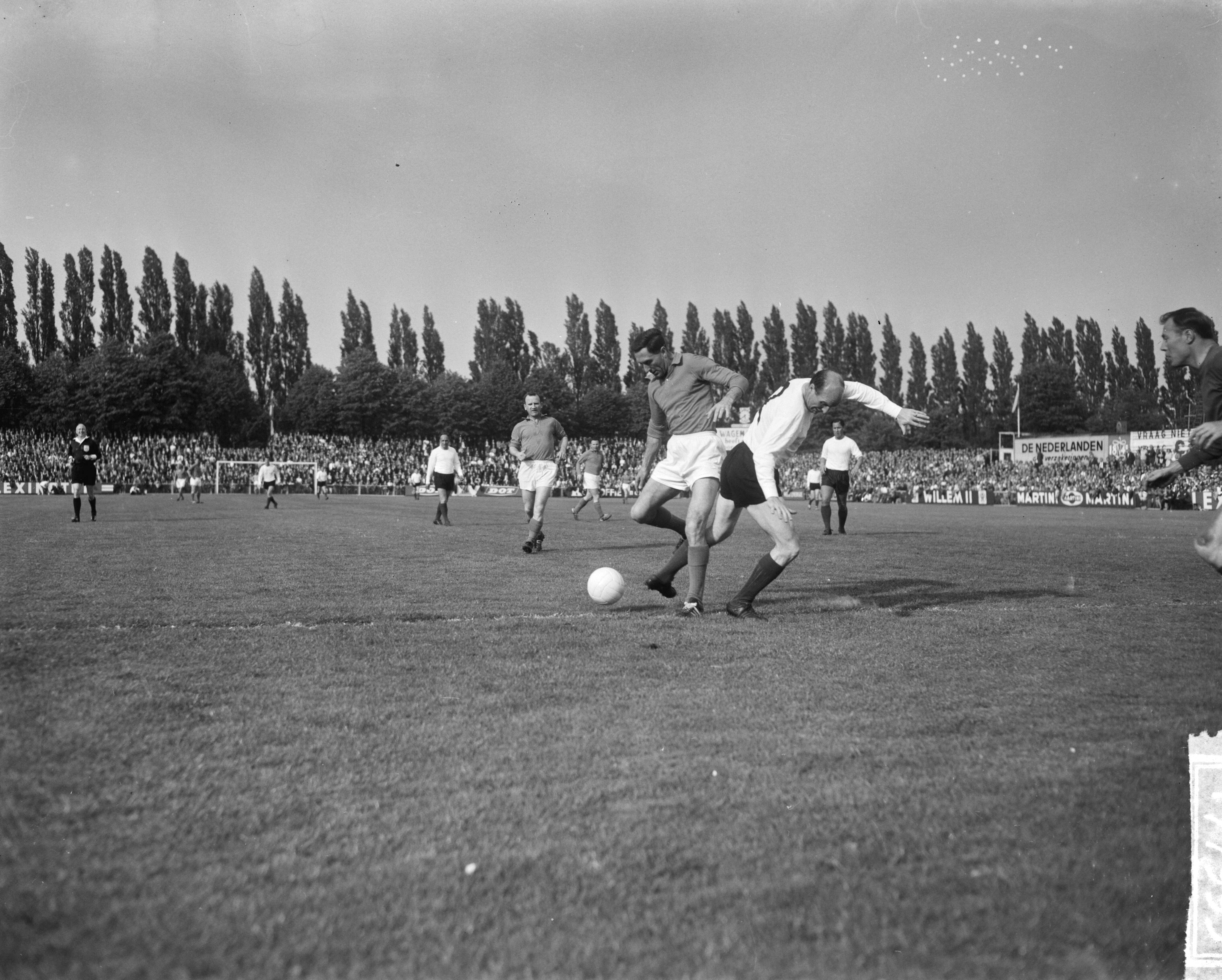 Fotocollectie Anefo — Voetbal. Oud-Internationals Nederland tegen Engeland 6-2. Spelmoment, Faas Wilkes in duel met Walley Barnes, in de achtergrond Kees Rijvers — Foto: Bilsen, Joop van / Anefo. Licentie: Set B: Rechtenvrij / Publiek Domein. Bron: Nationaal Archief. http://hdl.handle.net/10648/aaa9abe8-d0b4-102d-bcf8-003048976d84