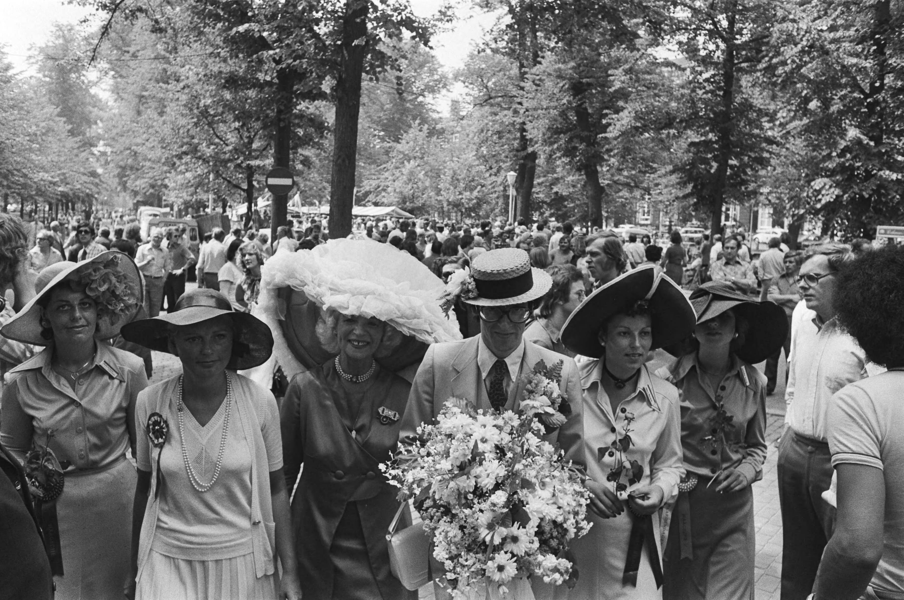 Fotocollectie Anefo — Den Haag in Ascott-sfeer in verband met Haagse Paardendagen, "hoedencreaties" wandelend op de paardenmarkt — Foto: Verhoeff, Bert / Anefo. Licentie: Set B: Rechtenvrij / Publiek Domein. Bron: Nationaal Archief. http://hdl.handle.net/10648/ac86fb64-d0b4-102d-bcf8-003048976d84