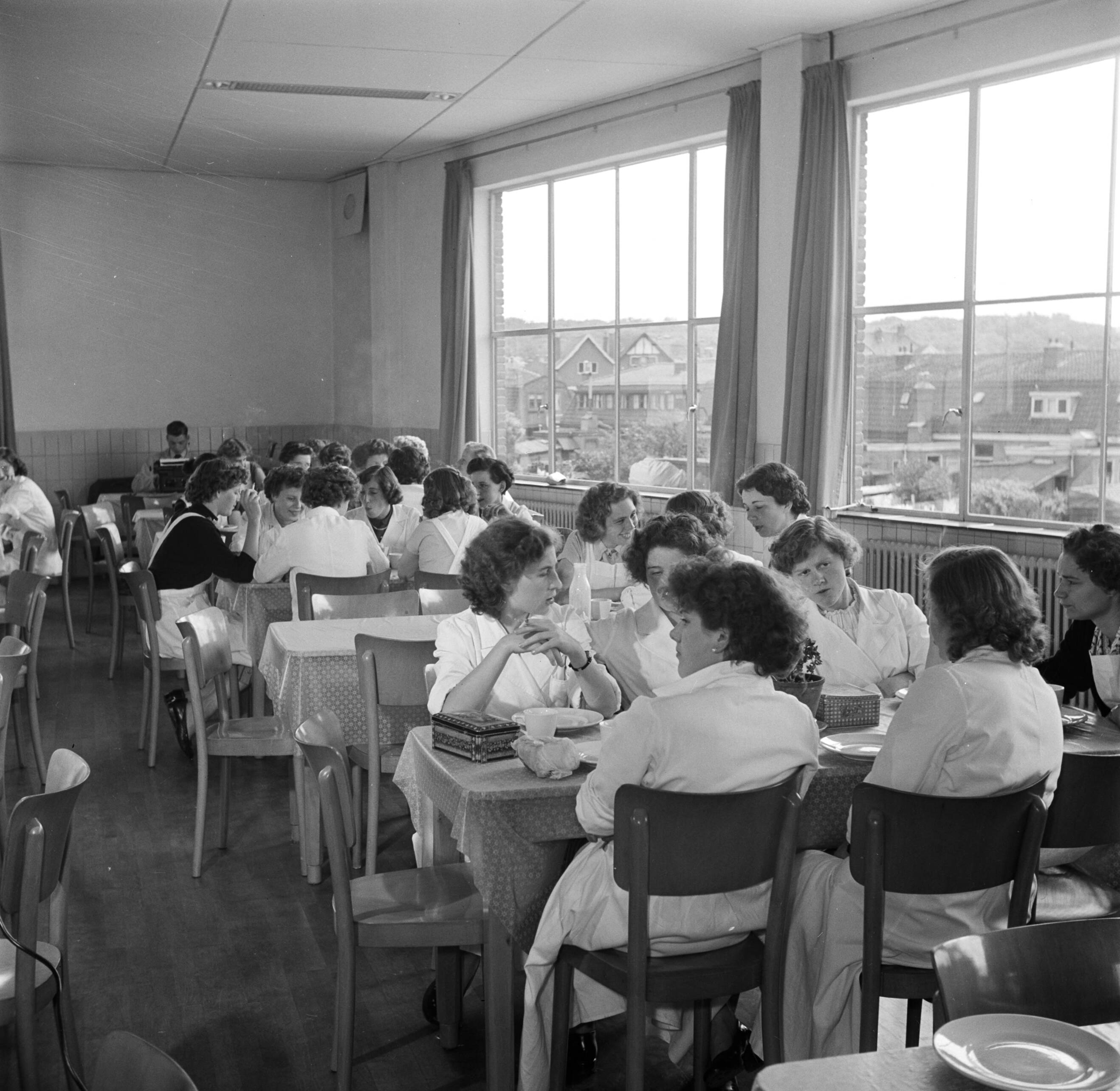 Reportage Kerko Haarlem — De kantine van Kerko — Foto: Poll, Willem van de. Licentie: Set B: Rechtenvrij / Publiek Domein. Bron: Nationaal Archief. http://hdl.handle.net/10648/aecbd390-d0b4-102d-bcf8-003048976d84