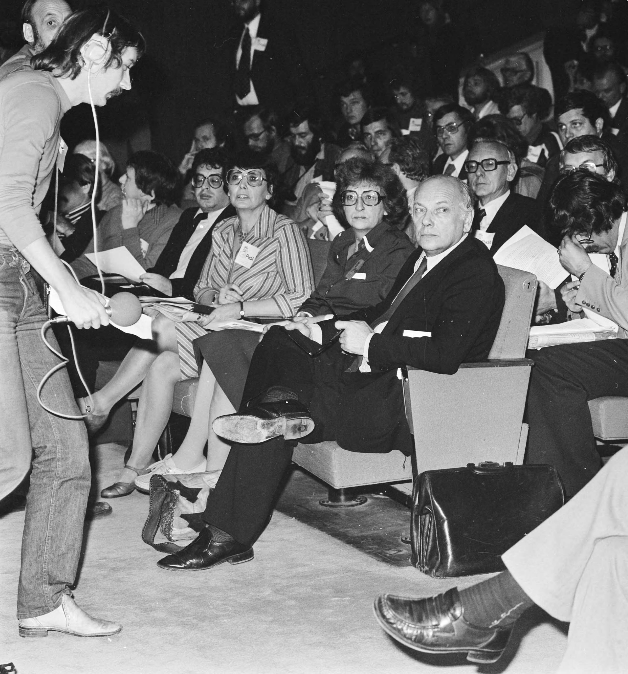 Fotocollectie Anefo — Buitengewoon congres PvdA in Den Haag ; v.l.n.r. Van Thijn , Ien van de Heuvel , Liesbeth en Joop den Uyl — Foto: Croes, Rob C. / Anefo. Licentie: Set B: Rechtenvrij / Publiek Domein. Bron: Nationaal Archief. http://hdl.handle.net/10648/aca5d52a-d0b4-102d-bcf8-003048976d84