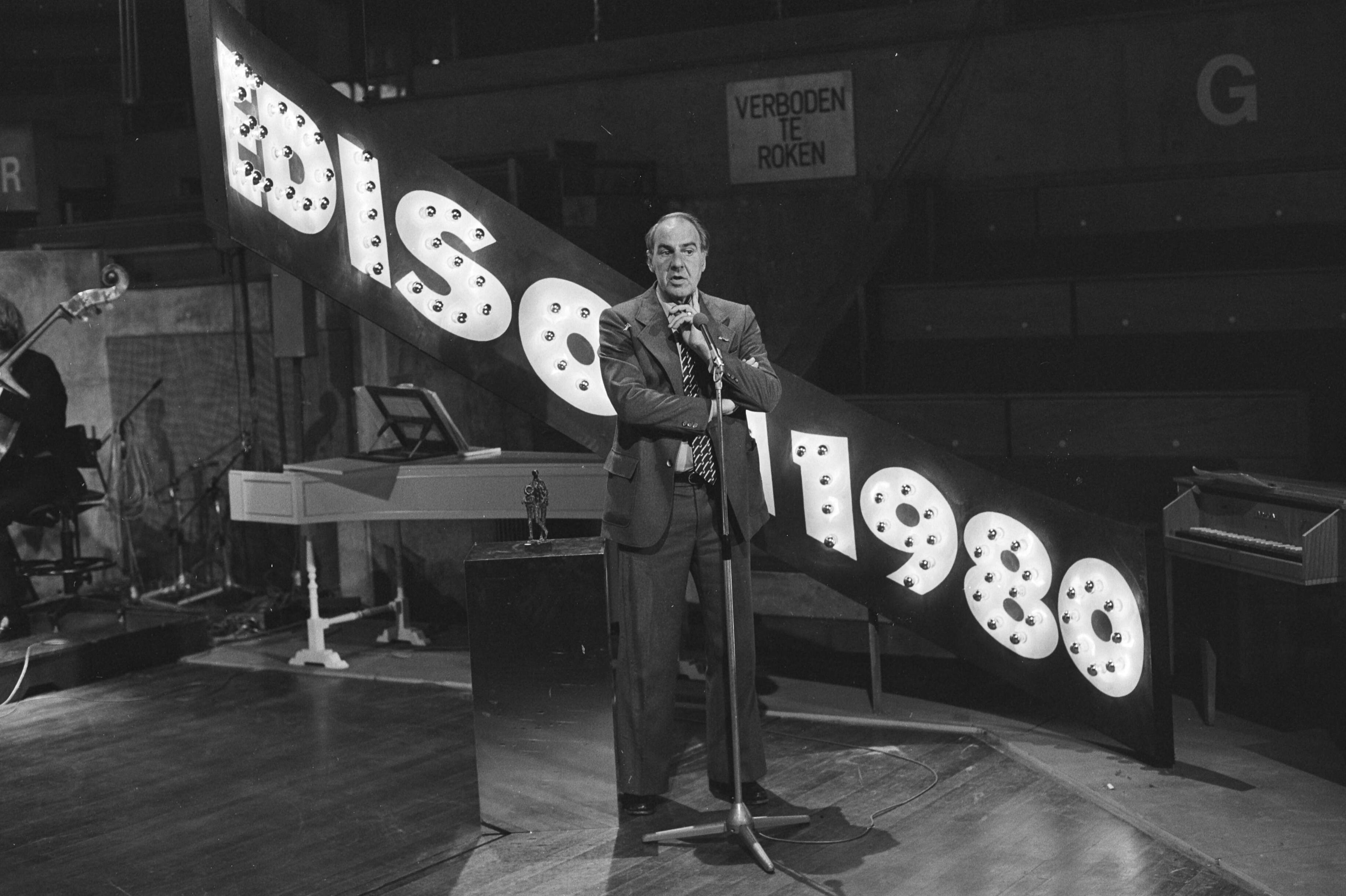 Fotocollectie Anefo — Generale repetitie voor AVRO-programma Edisons in concert Muziekcentrum Vredenburg te Utrecht, uitzending 31-10, Willem Duys — Foto: Bogaerts, Rob / Anefo. Licentie: Set B: Rechtenvrij / Publiek Domein. Bron: Nationaal Archief. http://hdl.handle.net/10648/acec39ca-d0b4-102d-bcf8-003048976d84