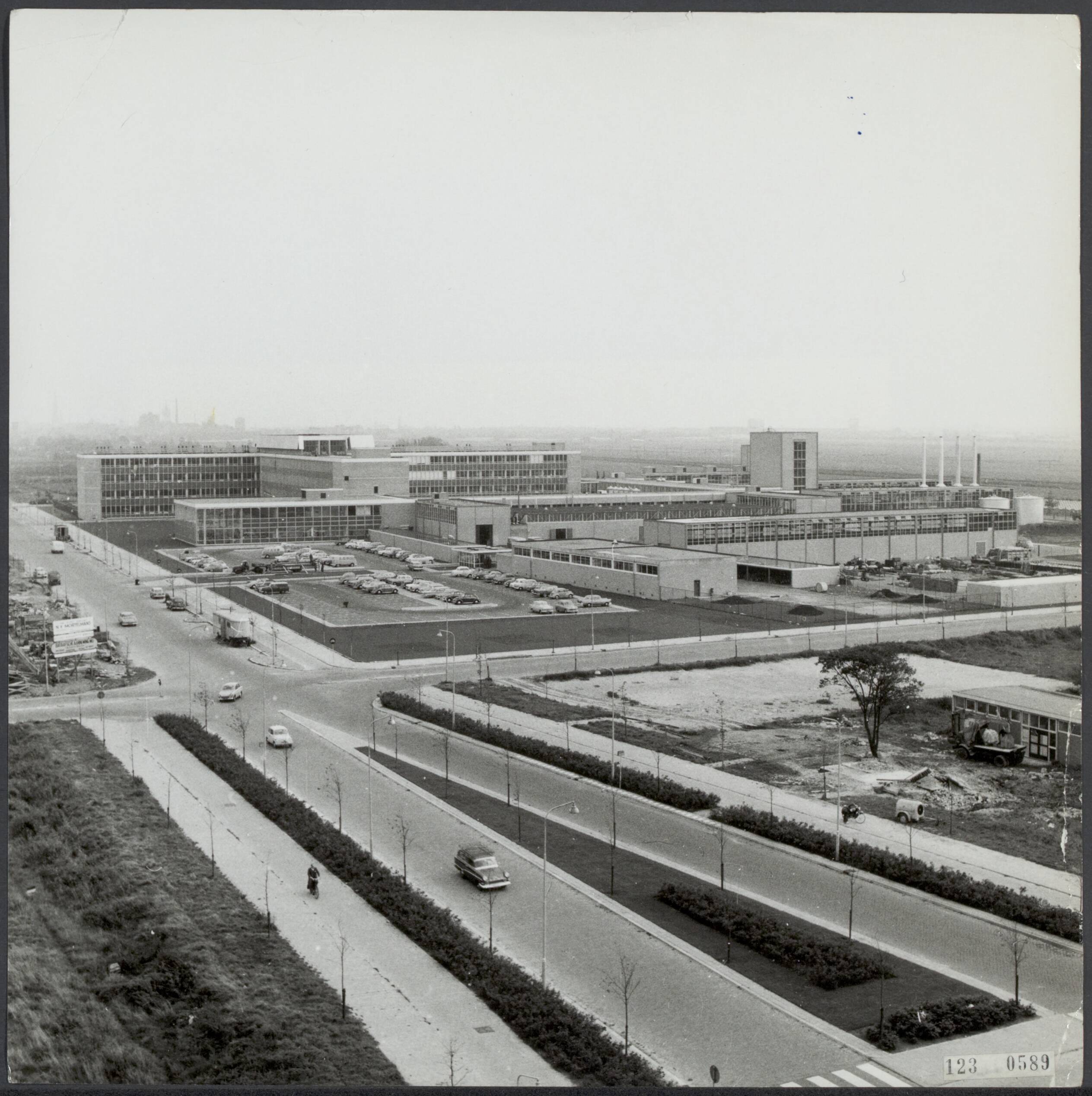 Fotocollectie Rijksvoorlichtingsdienst Eigen — Koninklijke Shell Exploratie en Productie Laboratorium te Rijswijk (Z.H.) — Foto: Rijksvoorlichtingsdienst (RVD). Licentie: Set B: Rechtenvrij / Publiek Domein. Bron: Nationaal Archief. http://hdl.handle.net/10648/af2e5bf0-d0b4-102d-bcf8-003048976d84