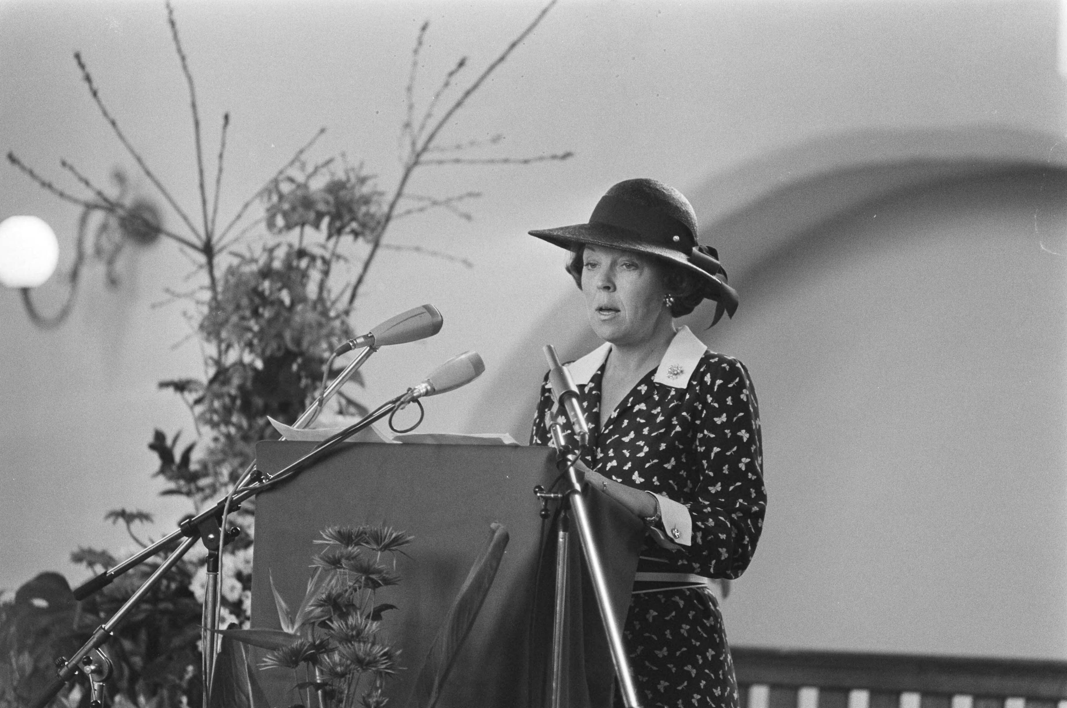 Fotocollectie Anefo — Prinses Beatrix en Prins Claus wonen in Leeuwarden herdenkingsbijeenkomst bij van 35 jarig bestaan van de Vereniging Friesland 1940-1945 — Foto: Suyk, Koen / Anefo. Licentie: Set B: Rechtenvrij / Publiek Domein. Bron: Nationaal Archief. http://hdl.handle.net/10648/acddeba4-d0b4-102d-bcf8-003048976d84