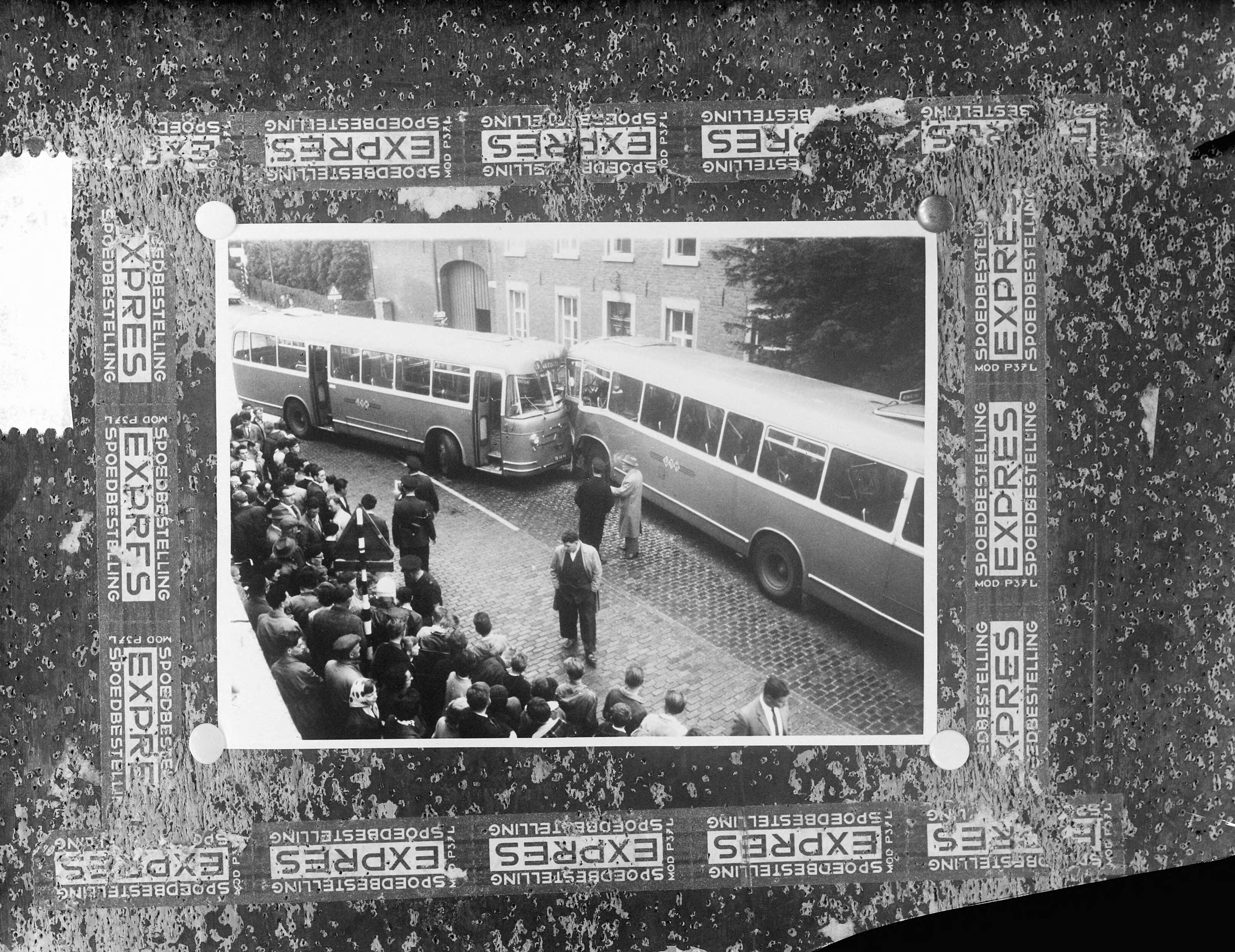 Fotocollectie Anefo — Heerlen. Twee autobussen in botsing gekomen — Foto: Doka / Anefo. Licentie: Set B: Rechtenvrij / Publiek Domein. Bron: Nationaal Archief. http://hdl.handle.net/10648/aa0f1056-d0b4-102d-bcf8-003048976d84