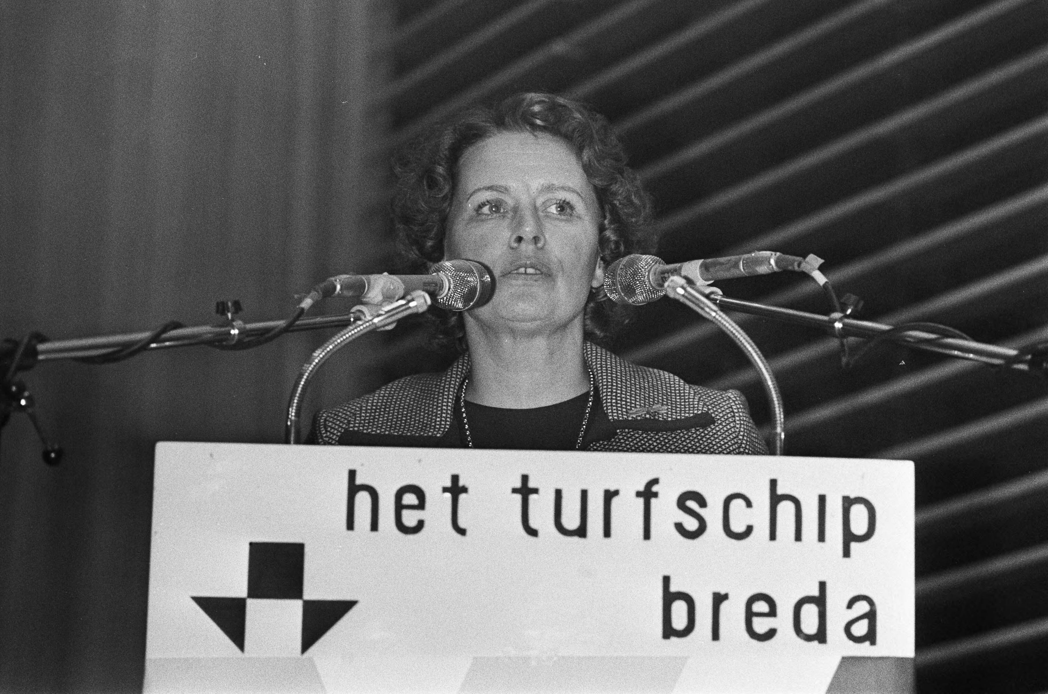 Algemene ledenvergadering van de VVD in Breda — Partijvoorzitter Haya van Someren-Downer aan het woord — Foto: Fotograaf Onbekend / Anefo. Licentie: Set B: Rechtenvrij / Publiek Domein. Bron: Nationaal Archief. http://hdl.handle.net/10648/ac3d4a5a-d0b4-102d-bcf8-003048976d84