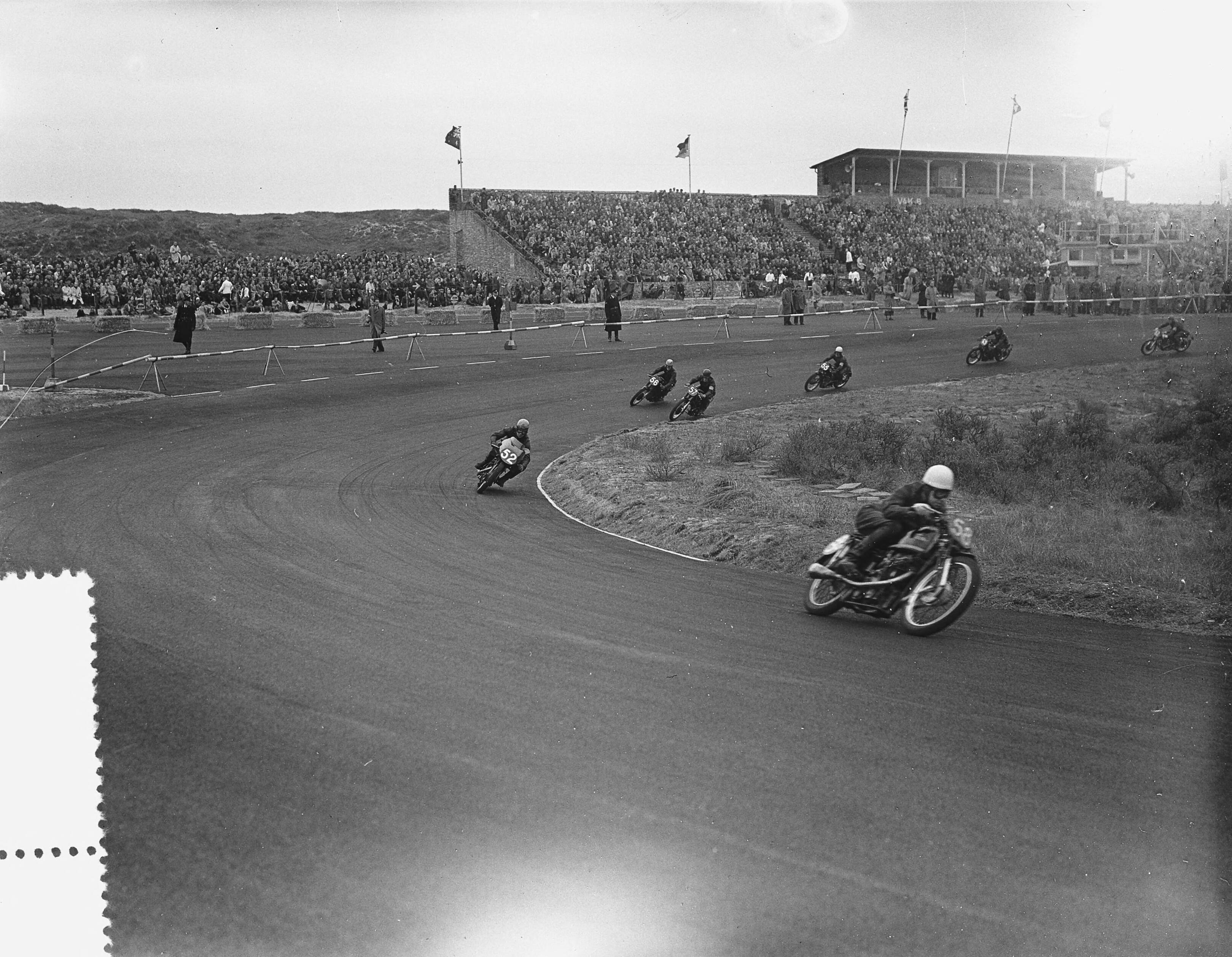 Motorraces Zandvoort — Motorraces op het circuit van Zandvoort — Foto: Bilsen, Joop van / Anefo. Licentie: Set B: Rechtenvrij / Publiek Domein. Bron: Nationaal Archief. http://hdl.handle.net/10648/a92208ba-d0b4-102d-bcf8-003048976d84