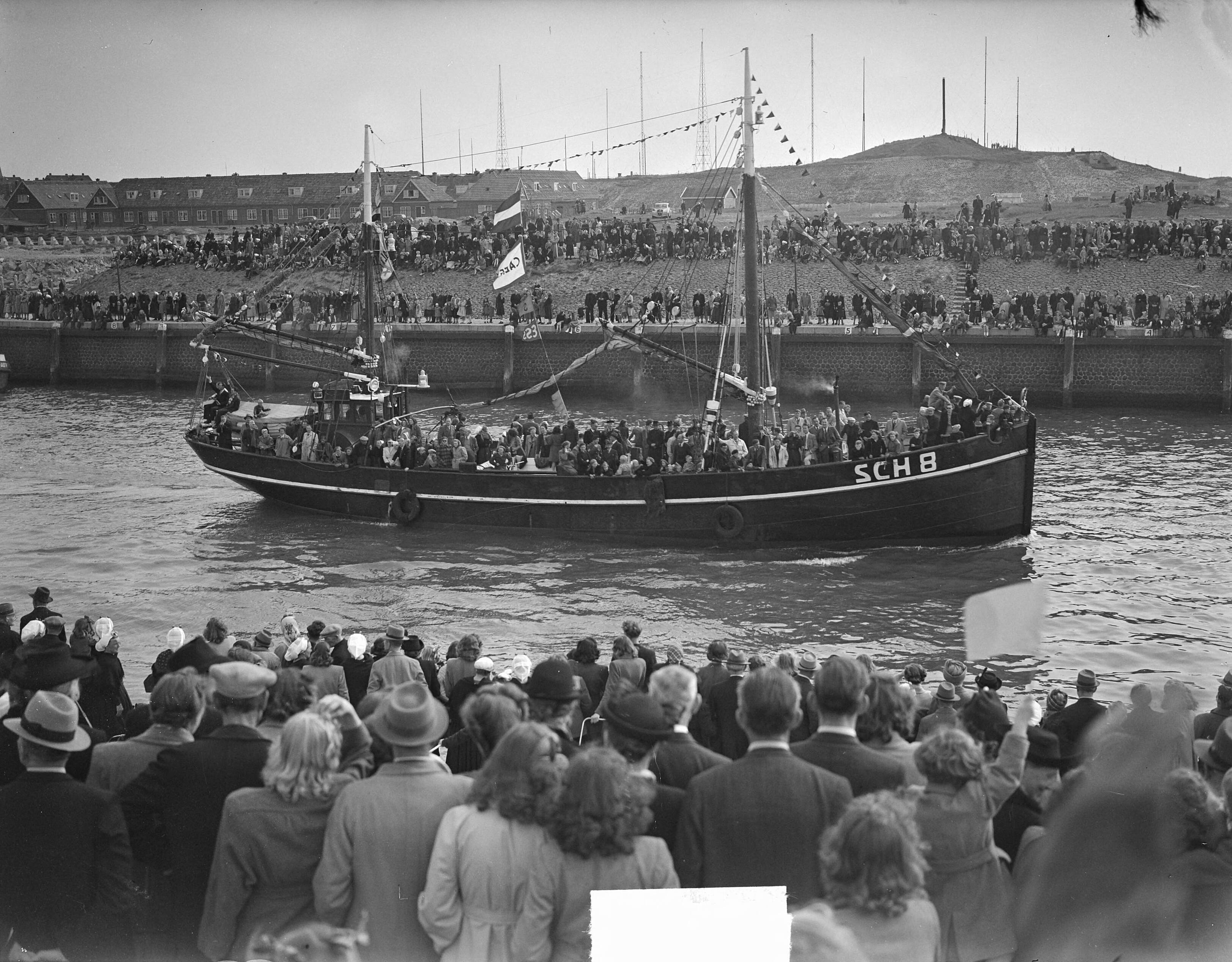 Fotocollectie Anefo — Tocht met genodigden met Schevenings vissersvloot — Foto: Winterbergen, Rolf / Anefo. Licentie: Set B: Rechtenvrij / Publiek Domein. Bron: Nationaal Archief. http://hdl.handle.net/10648/a8c7d372-d0b4-102d-bcf8-003048976d84