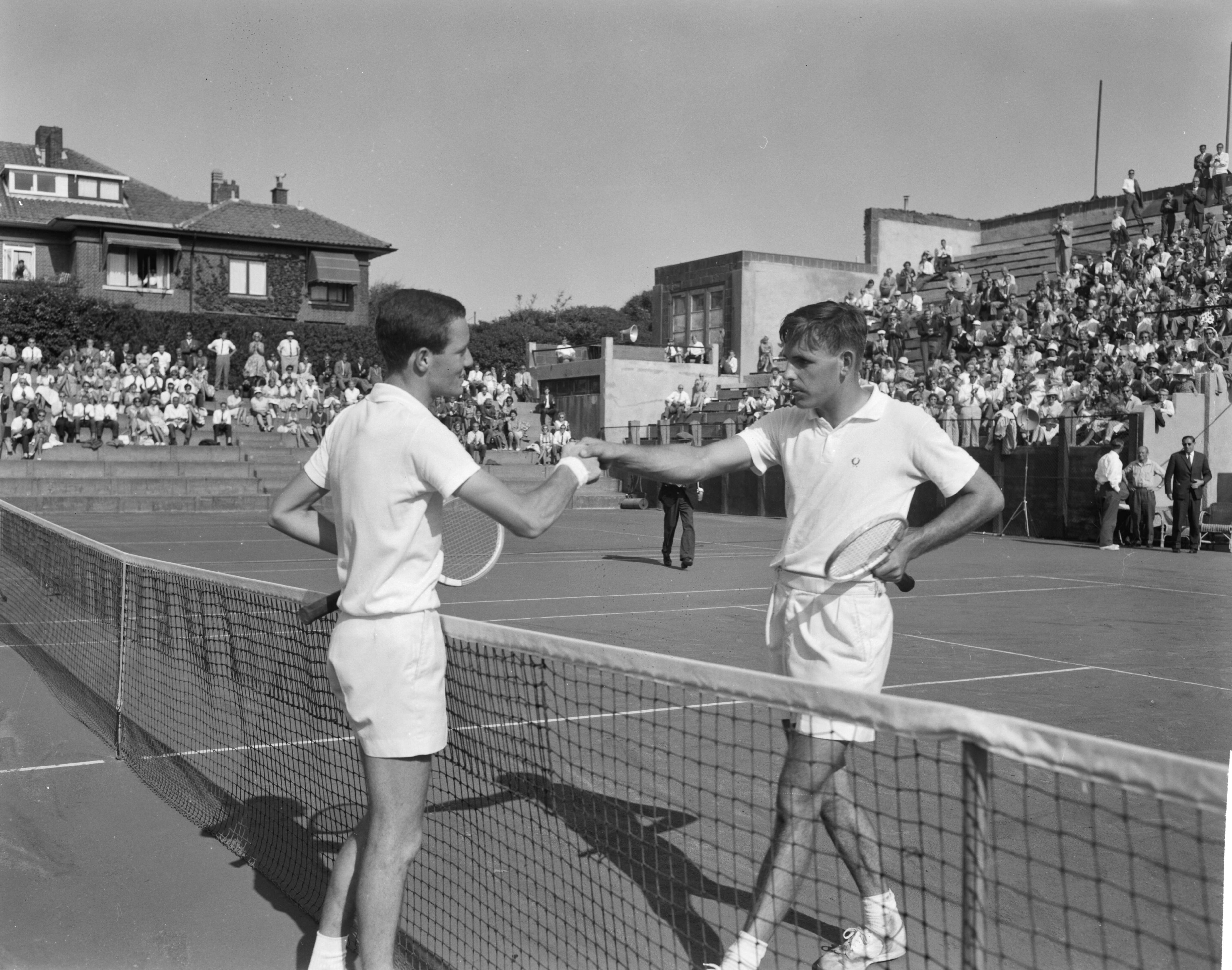 Fotocollectie Anefo — Nederlandse tenniskampioenschappen gespeeld op de METS-banen te Scheveningen. Willem Maris en Tom Okker — Foto: Bilsen, Joop van / Anefo. Licentie: Set B: Rechtenvrij / Publiek Domein. Bron: Nationaal Archief. http://hdl.handle.net/10648/aa1437d4-d0b4-102d-bcf8-003048976d84