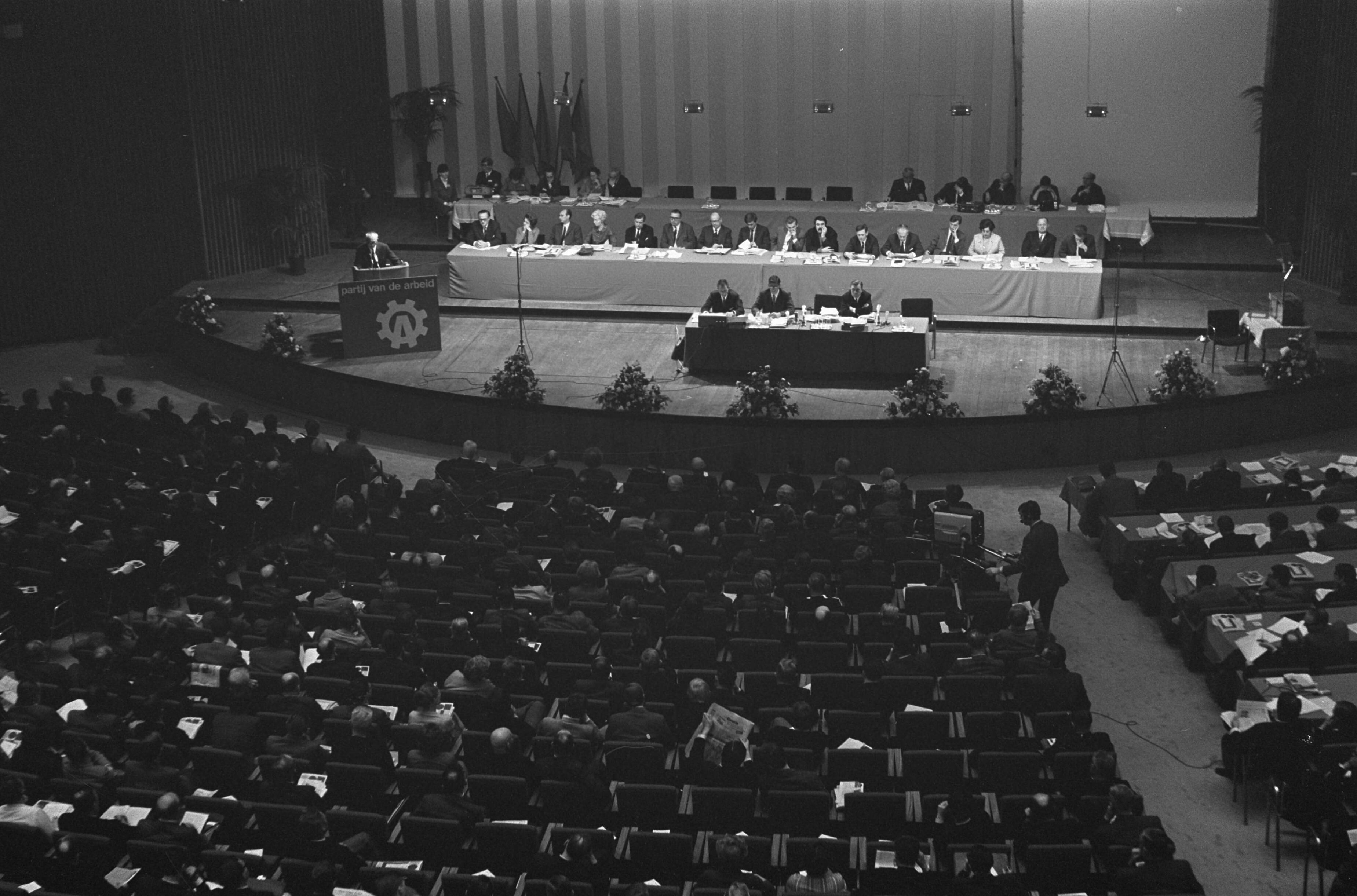 Fotocollectie Anefo — Congres PvdA in Nederlands Congresgebouw in Den Haag overzicht — Foto: Evers, Joost / Anefo. Licentie: Set B: Rechtenvrij / Publiek Domein. Bron: Nationaal Archief. http://hdl.handle.net/10648/ab615b8a-d0b4-102d-bcf8-003048976d84