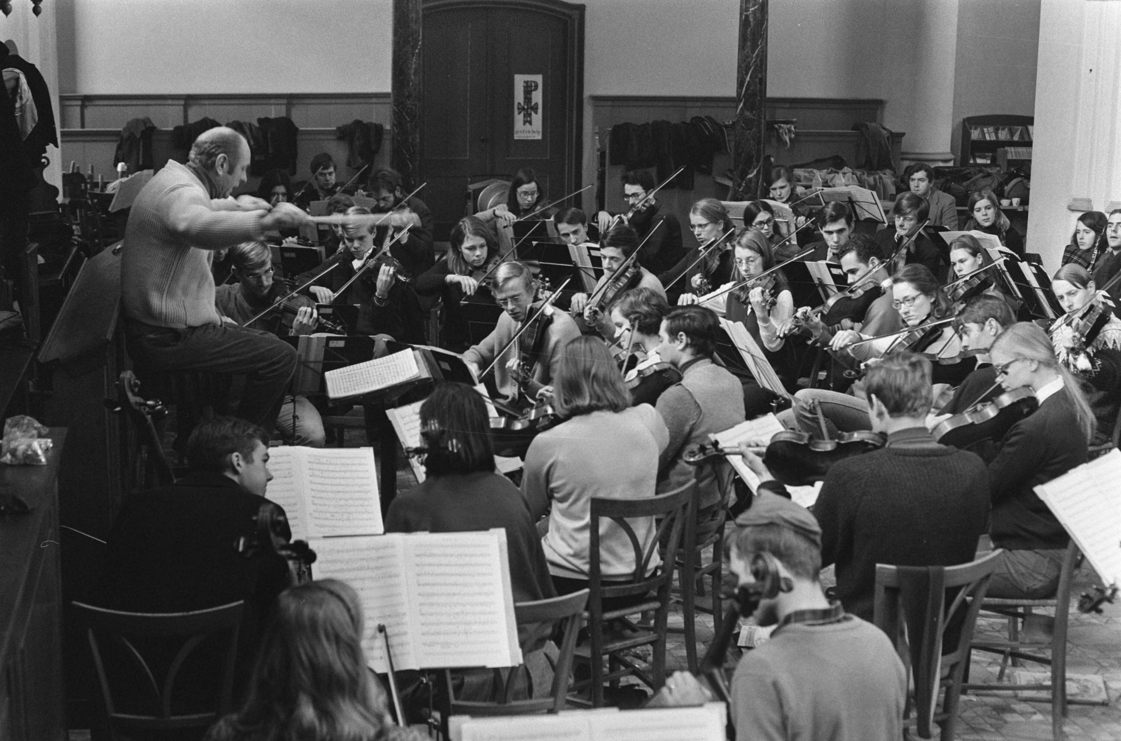 Fotocollectie Anefo — Nederlands Studenten Orkest repeteert in Ruine kerk te Bergen. Nummer 24 Dirigent Jan Brussen , nummers 25.26 Overzicht — Foto: Verhoeff, Bert / Anefo. Licentie: Set B: Rechtenvrij / Publiek Domein. Bron: Nationaal Archief. http://hdl.handle.net/10648/ab87d5ee-d0b4-102d-bcf8-003048976d84