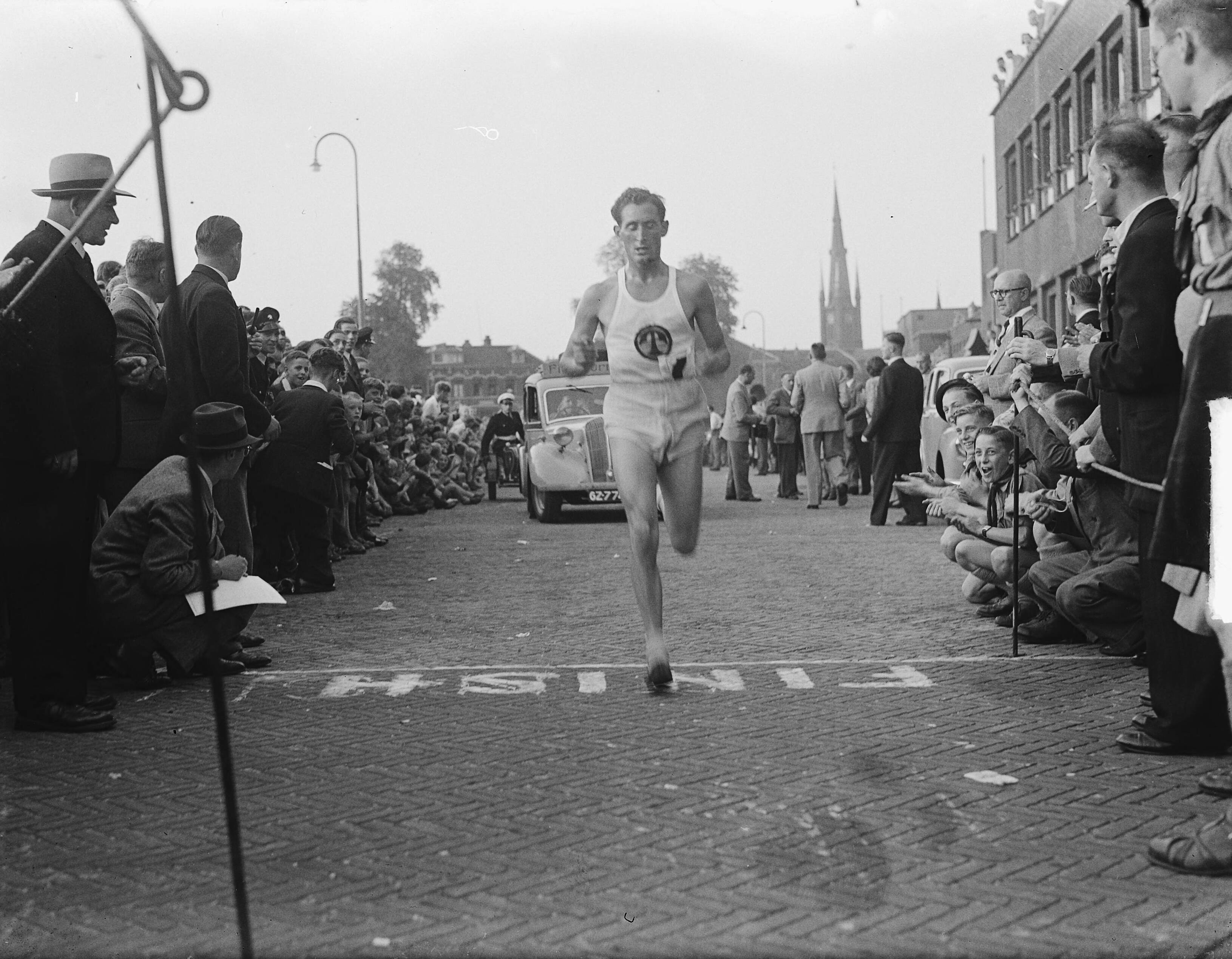 Fotocollectie Anefo — Singelloop Utrecht, finish Wim Slijkhuis , winnaar — Foto: Winterbergen, Rolf / Anefo. Licentie: Set B: Rechtenvrij / Publiek Domein. Bron: Nationaal Archief. http://hdl.handle.net/10648/a8cebf5c-d0b4-102d-bcf8-003048976d84