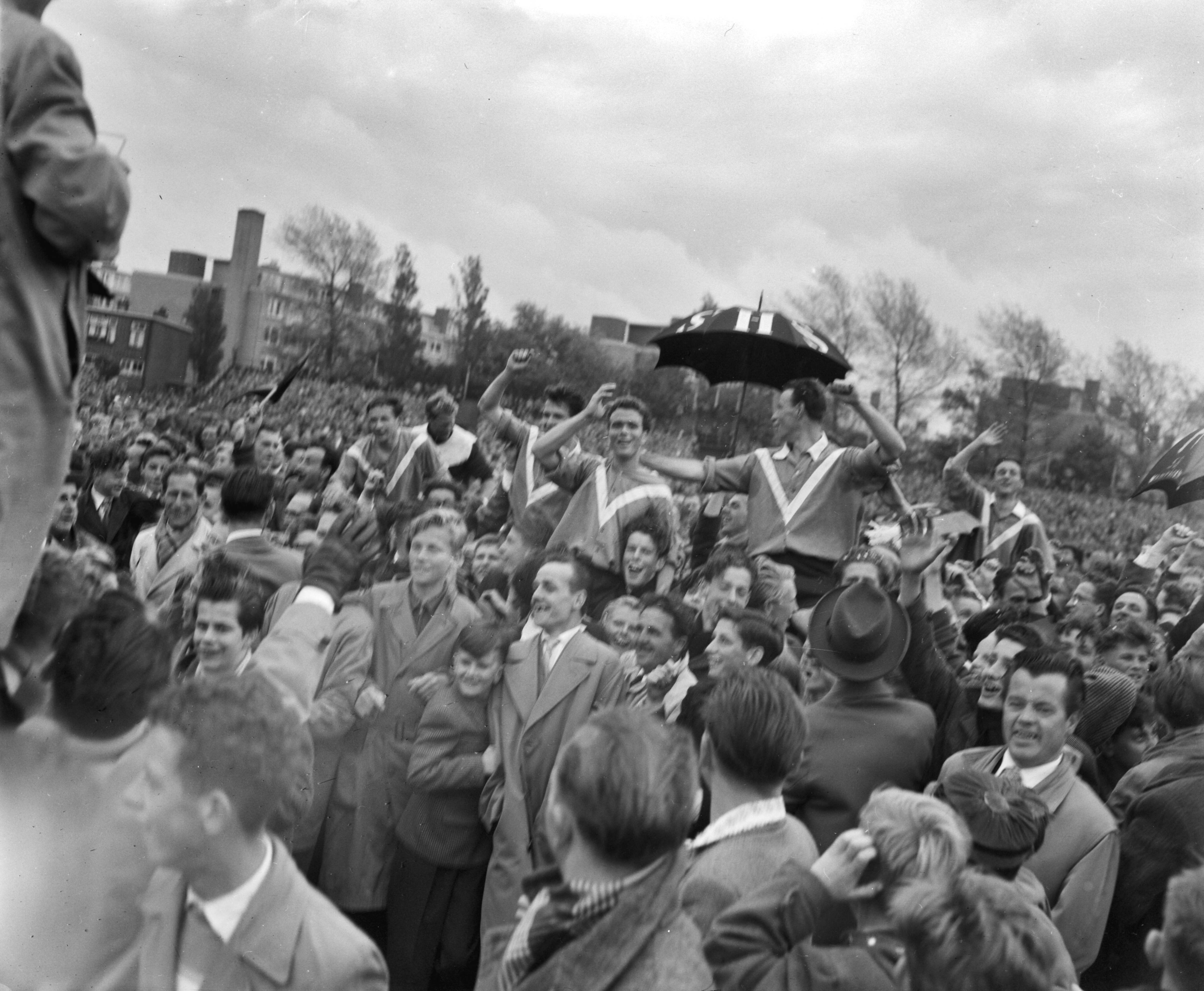 Fotocollectie Anefo — Voetbal. SHS tegen Volewijckers 4-1. SHS kampioen eerste divisie B. Uitbundige supporters nemen de spelers op de schouders — Foto: Behrens, Herbert F. / Anefo. Licentie: Set B: Rechtenvrij / Publiek Domein. Bron: Nationaal Archief. http://hdl.handle.net/10648/a97cca20-d0b4-102d-bcf8-003048976d84