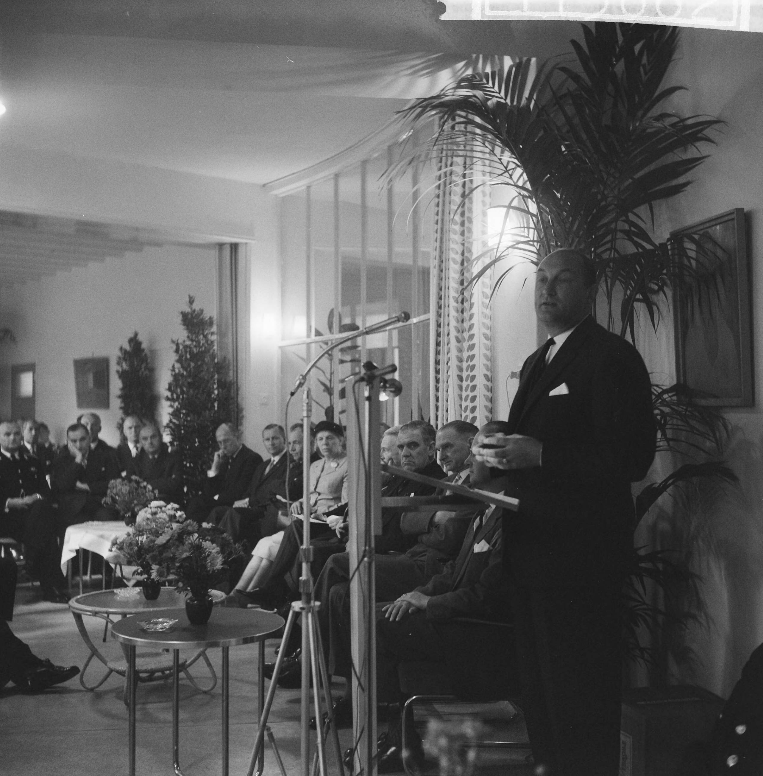 Fotocollectie Anefo — Officiele opening politie-opleidingsschool te Wassenaar door minister van Binnenlandse Zaken E.H. Toxopeus — Foto: Rossem, Wim van / Anefo. Licentie: Set B: Rechtenvrij / Publiek Domein. Bron: Nationaal Archief. http://hdl.handle.net/10648/a9b88f38-d0b4-102d-bcf8-003048976d84