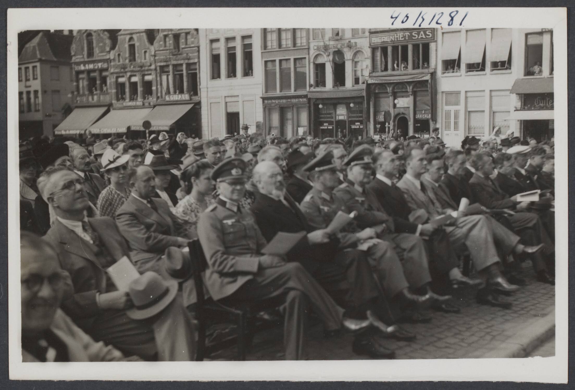 Mechelen — Mechelen. Bijeenkomst tijdens de Duitse bezetting voor het stadhuis op de Grote Markt waarbij hoge Duitse militairen aanwezig zijn — Foto: Fotograaf Onbekend / Spaarnestad. Licentie: Set B: Rechtenvrij / Publiek Domein. Bron: Nationaal Archief. http://hdl.handle.net/10648/6d8bb522-fbe7-0adb-b2e5-d3eae1ea0a95