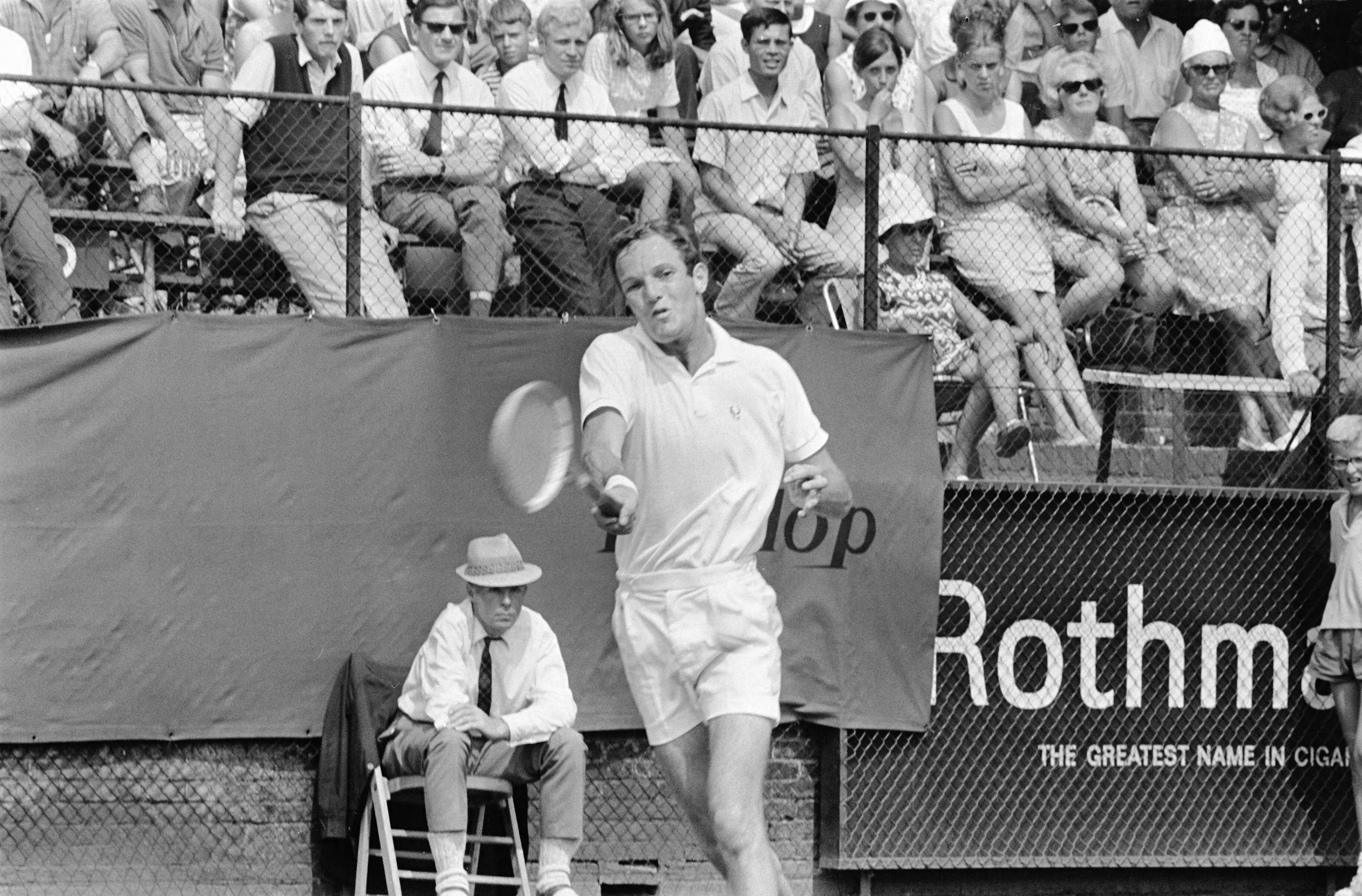 Open Nederlandse Tenniskampioenschappen 1969 in Hilversum — Halve finale, Tom Okker (Nederland) in actie — Foto: Fotograaf Onbekend / Anefo. Licentie: Set B: Rechtenvrij / Publiek Domein. Bron: Nationaal Archief. http://hdl.handle.net/10648/ab74f780-d0b4-102d-bcf8-003048976d84