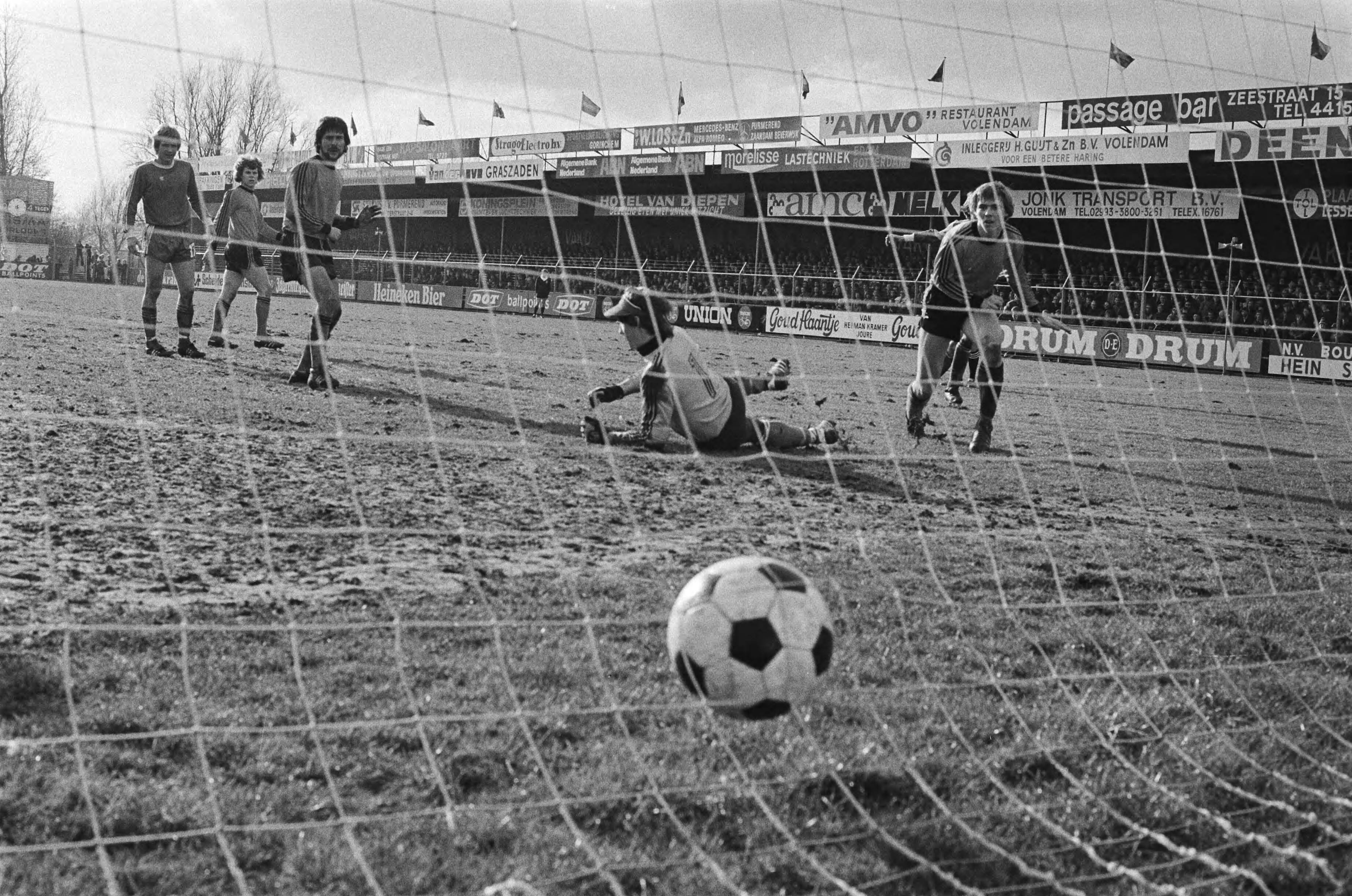 Fotocollectie Anefo — Volendam tegen FC Twente ; Mühren (achter De Boer ) scoort 5-0 — Foto: Peters, Hans / Anefo. Licentie: Set B: Rechtenvrij / Publiek Domein. Bron: Nationaal Archief. http://hdl.handle.net/10648/acad30f4-d0b4-102d-bcf8-003048976d84