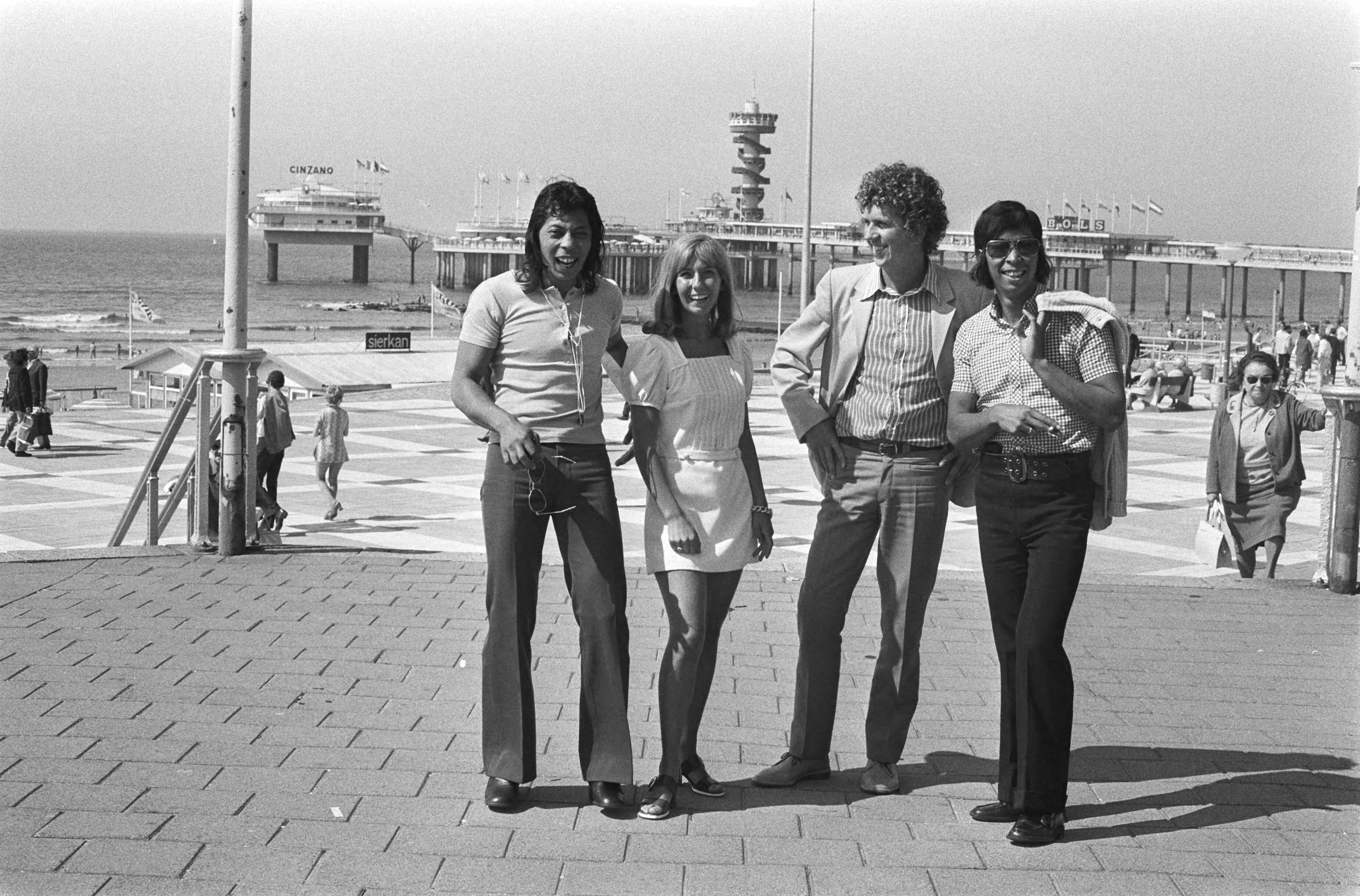 Fotocollectie Anefo — Seth Gaaikema, Willeke Alberti en The Blue Diamonds op strand Scheveningen — Foto: Verhoeff, Bert / Anefo. Licentie: Set B: Rechtenvrij / Publiek Domein. Bron: Nationaal Archief. http://hdl.handle.net/10648/abc4f79e-d0b4-102d-bcf8-003048976d84