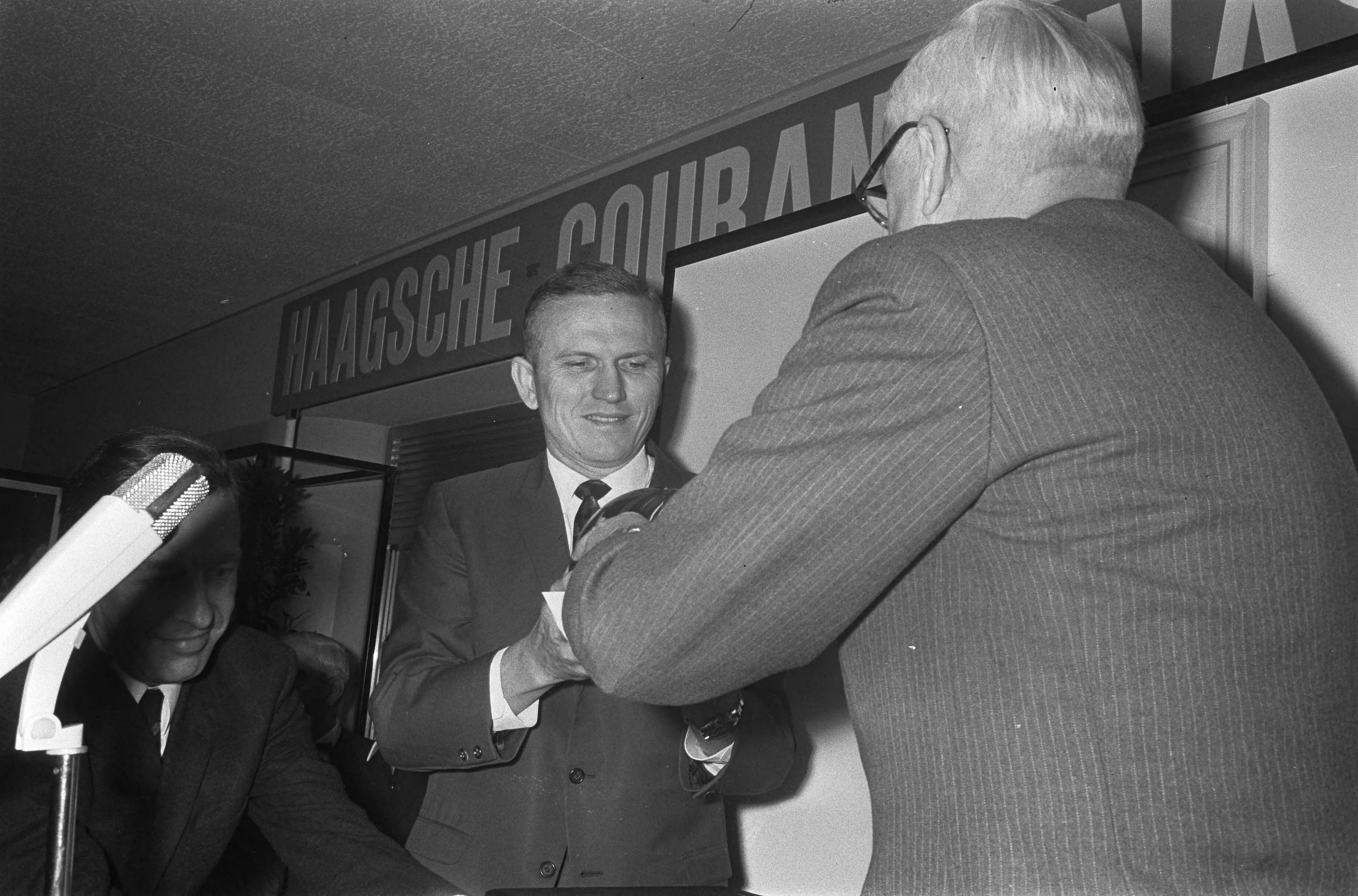 Fotocollectie Anefo — Ruimtevaarder Frank Borman (commandant van Apollo 8 ) in Congrescentrum te Den Haag Frank Borman opent fototentoonstelling — Foto: Koch, Eric / Anefo. Licentie: Set B: Rechtenvrij / Publiek Domein. Bron: Nationaal Archief. http://hdl.handle.net/10648/ab5dc344-d0b4-102d-bcf8-003048976d84