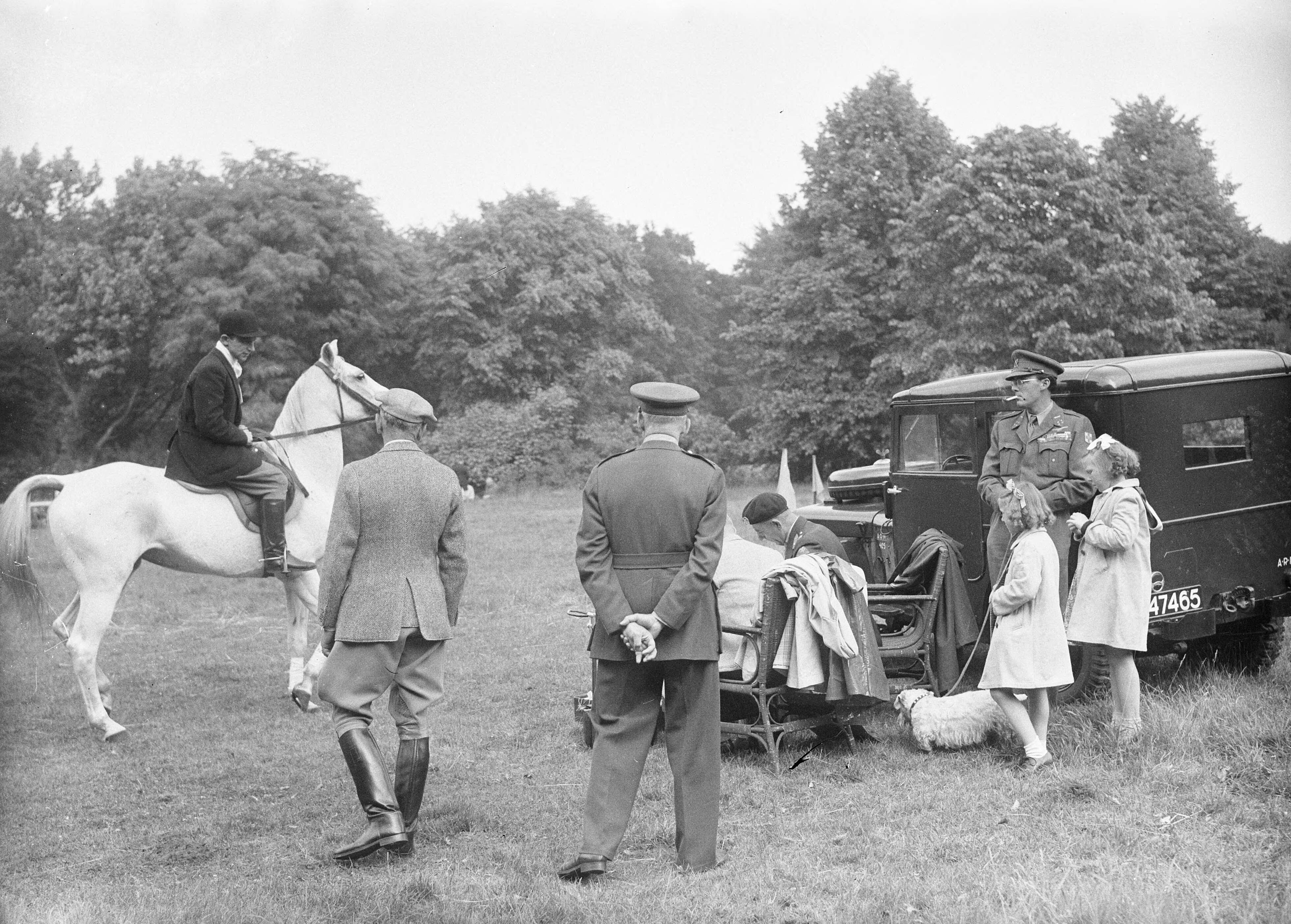 Fotocollectie Anefo — Springconcours te Bussum [ruiter op witte schimmel bij jurytafel. Bij de tafel staat prins Bernhard en zijn dochters Beatrix en Irene. Zij hebben een hond bij zich] — Foto: Sagers, Harry / Anefo. Licentie: Set B: Rechtenvrij / Publiek Domein. Bron: Nationaal Archief. http://hdl.handle.net/10648/a8a95dac-d0b4-102d-bcf8-003048976d84